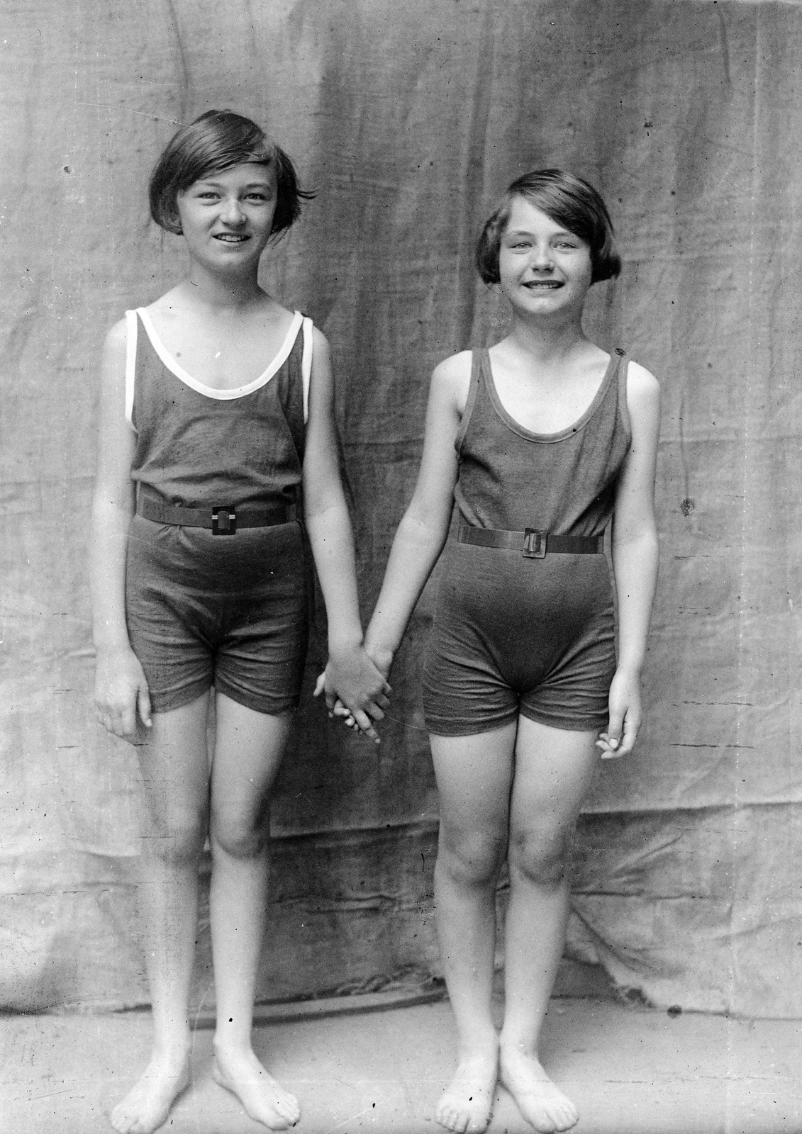 1930, Zsohár Zsuzsa, smile, studio, girl, double portrait, barefoot, aerobic suit, hold hands, Fortepan #60333