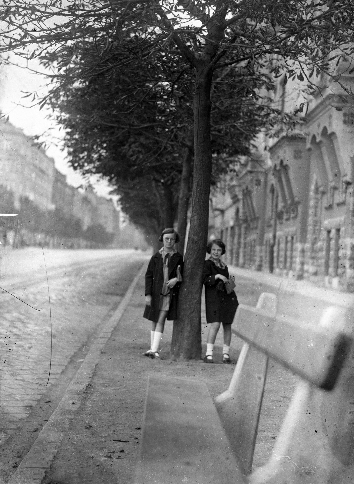 Hungary, Budapest XI., Bartók Béla (Horthy Miklós) út 78-80., 1930, Zsohár Zsuzsa, bench, girl, Budapest, Fortepan #60334