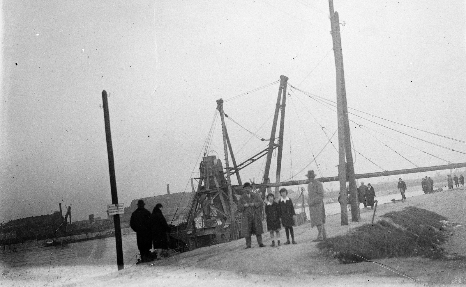 Hungary, Budapest XI., lágymányosi Duna-part, háttérben a ferencvárosi Duna-part., 1930, Zsohár Zsuzsa, excavator, Budapest, Danube's shore, Fortepan #60337