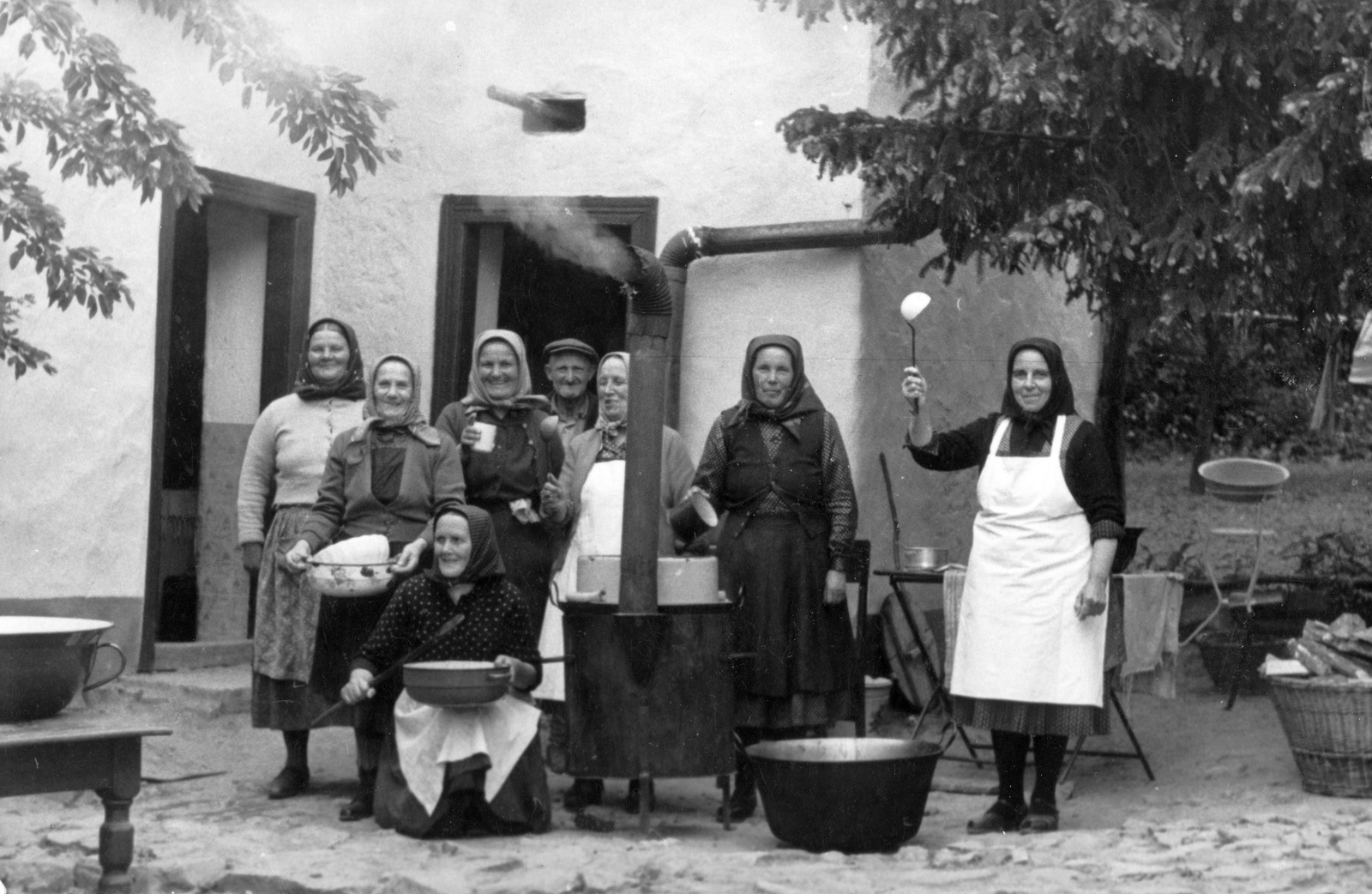 1961, Lukács Zsolt, yard, cooking, apron, stove, cooking pot, stove pipe, Fortepan #60357