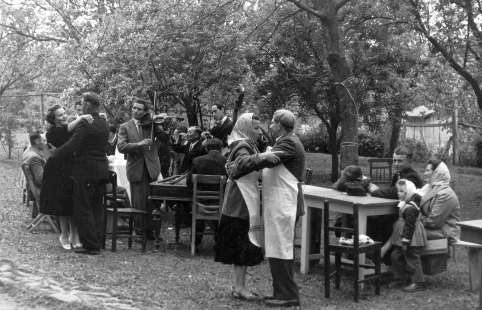 1961, Lukács Zsolt, garden, dance, furniture, violin, beret, dulcimer, apron, companionship, Fortepan #60360
