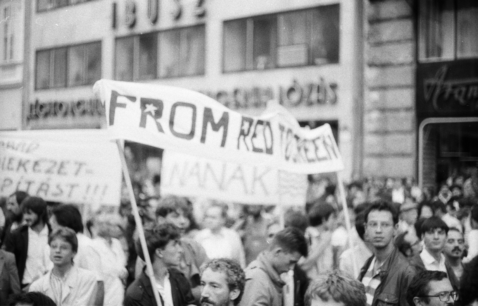 Hungary, Budapest V., Vörösmarty tér, tüntetés a bős-nagymarosi vízlépcsőrendszer felépítése ellen, 1988. szeptember 12-én., 1988, Philipp Tibor, banner, Budapest, protest, regime change, Fortepan #60402