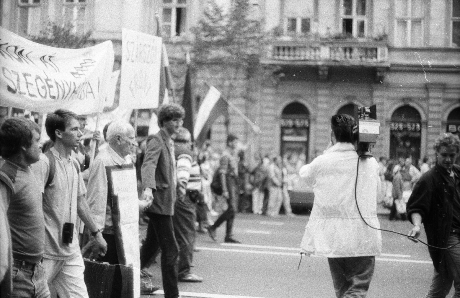 Hungary, Budapest V.,Budapest VI., Bajcsy-Zsilinszky út, háttérben a 18. és 20., tüntetés a bős-nagymarosi vízlépcsőrendszer felépítése ellen, 1988. szeptember 12-én., 1988, Philipp Tibor, banner, demonstration board, Budapest, protest, hold hands, regime change, Fortepan #60404