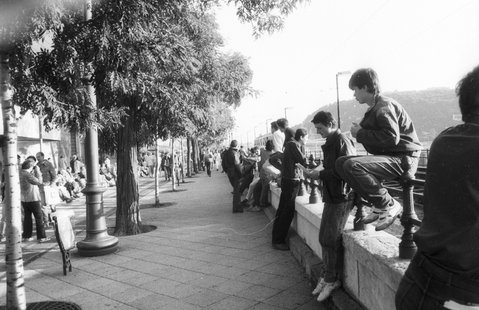 Hungary, Budapest V., Dunakorzó az Erzsébet híd felé nézve. Háttérben a Gellért-hegy., 1988, Philipp Tibor, Budapest, Fortepan #60406