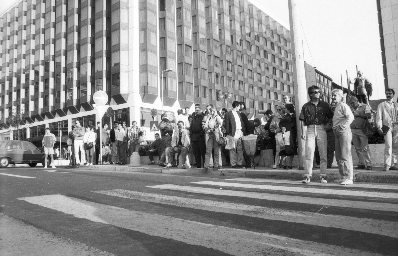 Hungary, Budapest V., Eötvös tér - Apáczai Csere János utca sarok, háttérben Eötvös József szobra. Élőlánc a bős-nagymarosi vízlépcsőrendszer építése ellen 1988. október 3-án., 1988, Philipp Tibor, sculpture, hotel, Budapest, József Eötvös-portrayal, protest, Fortepan #60407