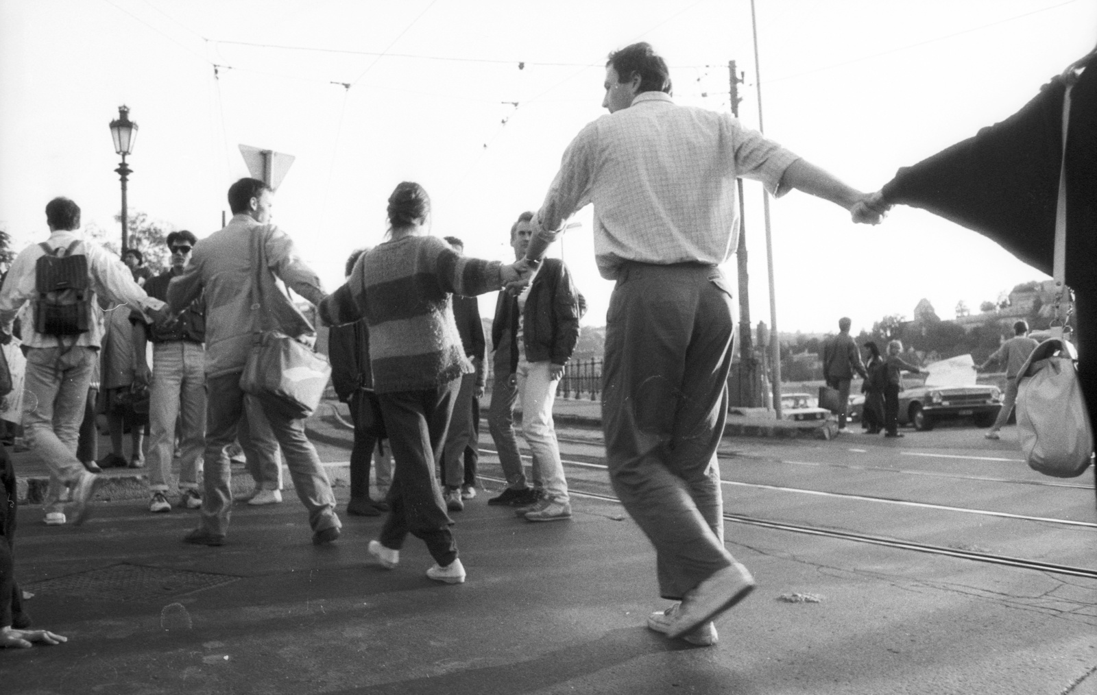 Hungary, Budapest V., Eötvös tér, lejáró a pesti alsó rakpartra. Élőlánc a bős-nagymarosi vízlépcsőrendszer építése ellen 1988. október 3-án., 1988, Philipp Tibor, Budapest, protest, hold hands, regime change, Fortepan #60409