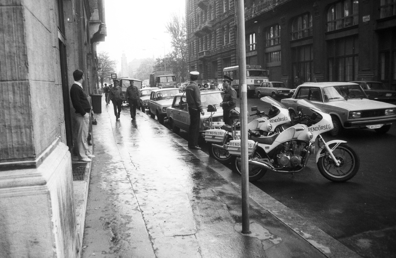 Hungary, Budapest V., Honvéd utca a Báthory utca felől a Szabadság tér felé nézve., 1988, Philipp Tibor, Soviet brand, motorcycle, Lada-brand, police vehicle, police station, Budapest, Yamaha-brand, Fortepan #60416