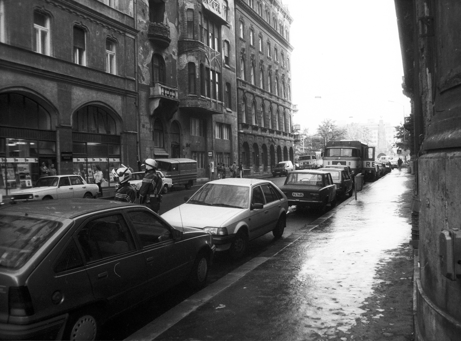 Hungary, Budapest V., Honvéd utca a Báthory utca felől a Szabadság tér felé nézve, balra középen a Bedő ház, a Magyar Szecesszió Háza., 1988, Philipp Tibor, German brand, Opel-brand, commercial vehicle, IFA-brand, police vehicle, Budapest, Fortepan #60417
