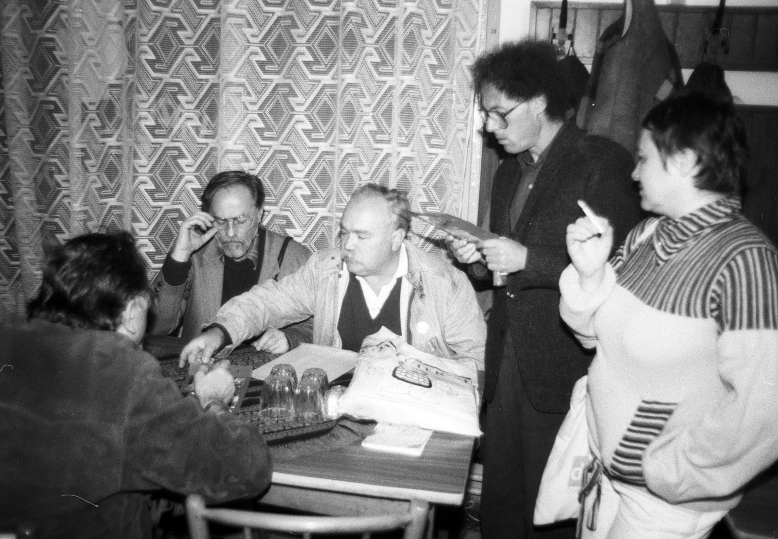 Hungary, az asztal túloldalán balról Csalog Zsolt író, szociológus, dr. Danis György orvos, politikus, mellettük áll Kenedi János író., 1988, Philipp Tibor, regime change, Fortepan #60422