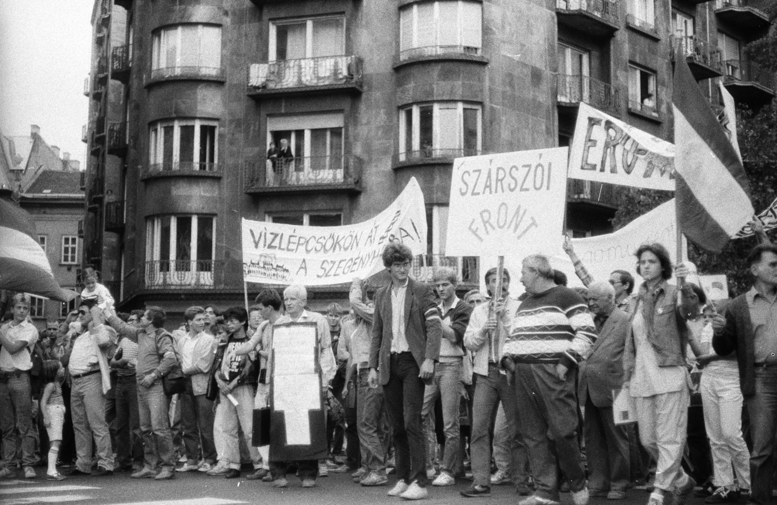 Hungary, Budapest VI., Bajcsy-Zsilinszky út a Bajcsy-Zsilinszky köz torkolatánál, tüntetés a bős-nagymarosi vízlépcsőrendszer felépítése ellen, 1988. szeptember 12-én., 1988, Philipp Tibor, politics, strike, banner, demonstration board, Budapest, protest, regime change, Fortepan #60459