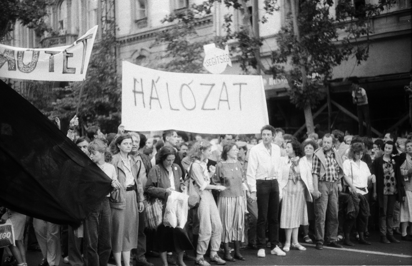 Hungary, Budapest V., Bajcsy-Zsilinszky út a 22. és 24. számú ház előtt. Tüntetés a bős-nagymarosi vízlépcsőrendszer felépítése ellen, 1988. szeptember 12-én., 1988, Philipp Tibor, politics, strike, banner, demonstration board, Budapest, protest, hold hands, regime change, Fortepan #60461