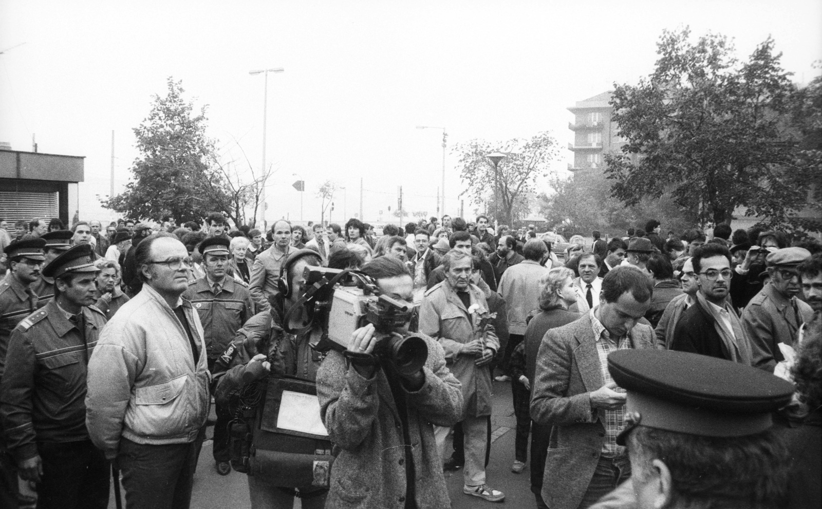 Hungary, Budapest I., Batthyány tér, március 15-i megemlékezés., 1989, Philipp Tibor, cop, television camera, Budapest, regime change, Fortepan #60463