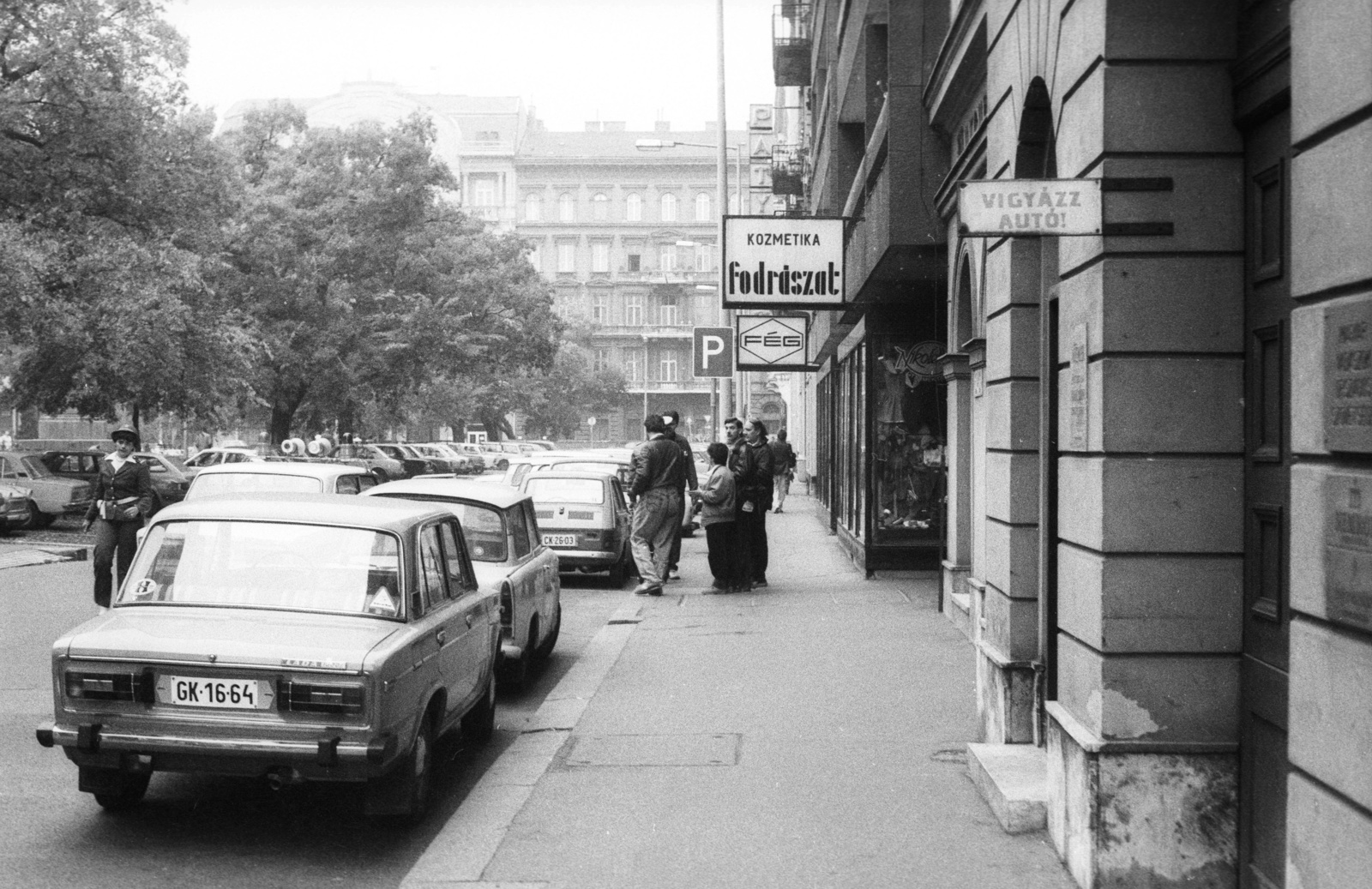 Magyarország, Budapest V., József nádor tér a József Attila utca felé nézve., 1989, Philipp Tibor, szovjet gyártmány, Lada-márka, fodrászat, automobil, rendszám, Polski Fiat 126p, VAZ 2103/2106, Budapest, rendszerváltás, Fortepan #60466