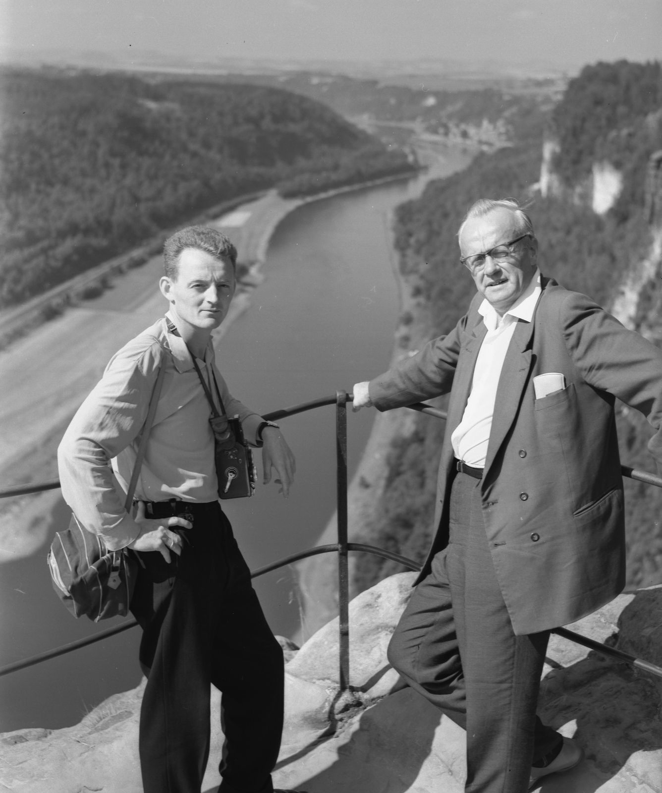 Germany, Rathen, (Szász-Svájc). Kilátás a Bastei-ről az Elbára., 1972, Gárdos György, railing, camera, GDR, view, Fortepan #60494