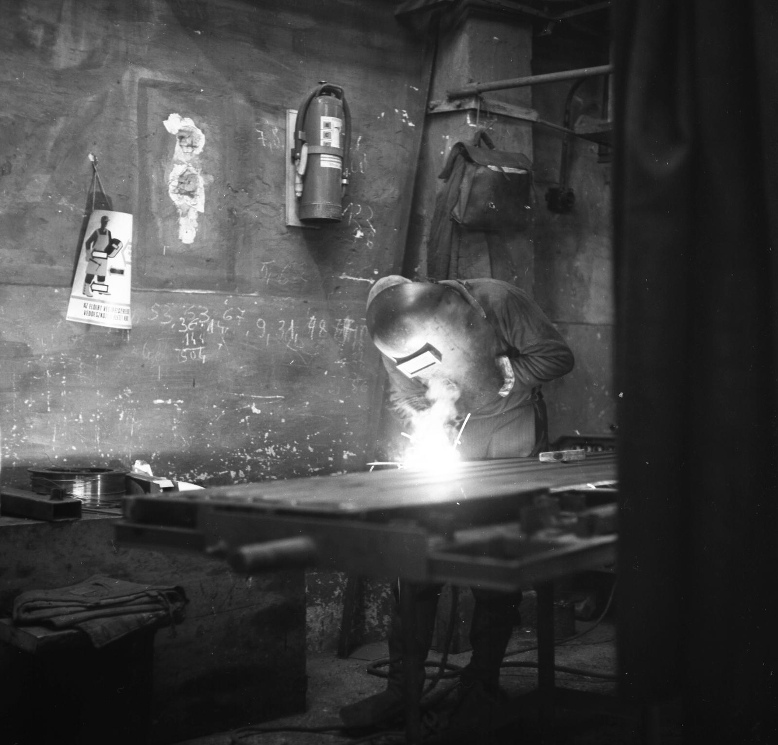 Hungary, 1972, Gárdos György, workshop, welding, extinguisher, Fortepan #60497