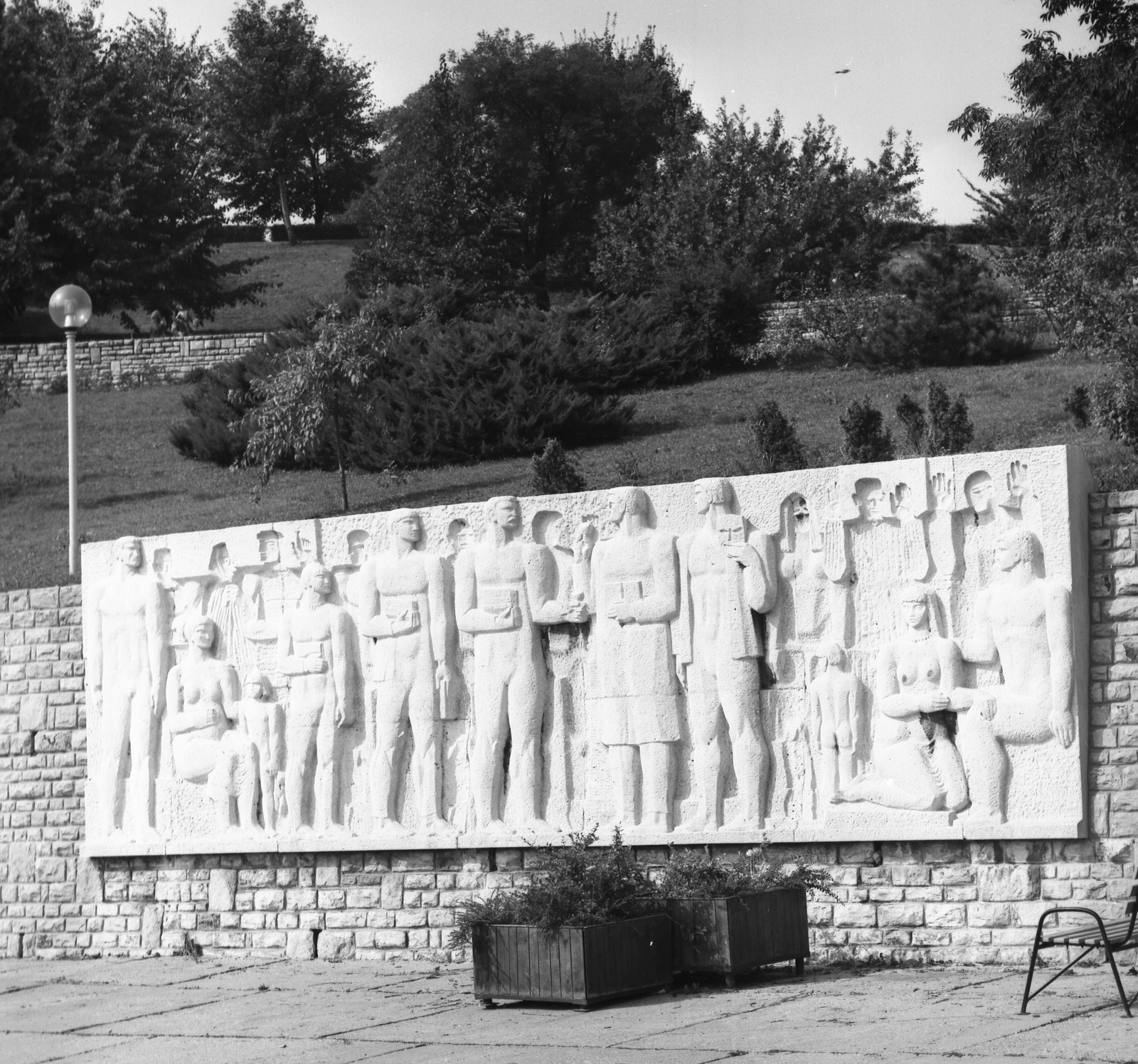 Hungary, Budapest XI., déli lejtő a Citadella alatt, Jubileumi park. Felszabadulás dombormű (Alternatív elnevezés: Múlt és jelen), Kiss István alkotása (1965)., 1972, Gárdos György, Budapest, Fortepan #60498