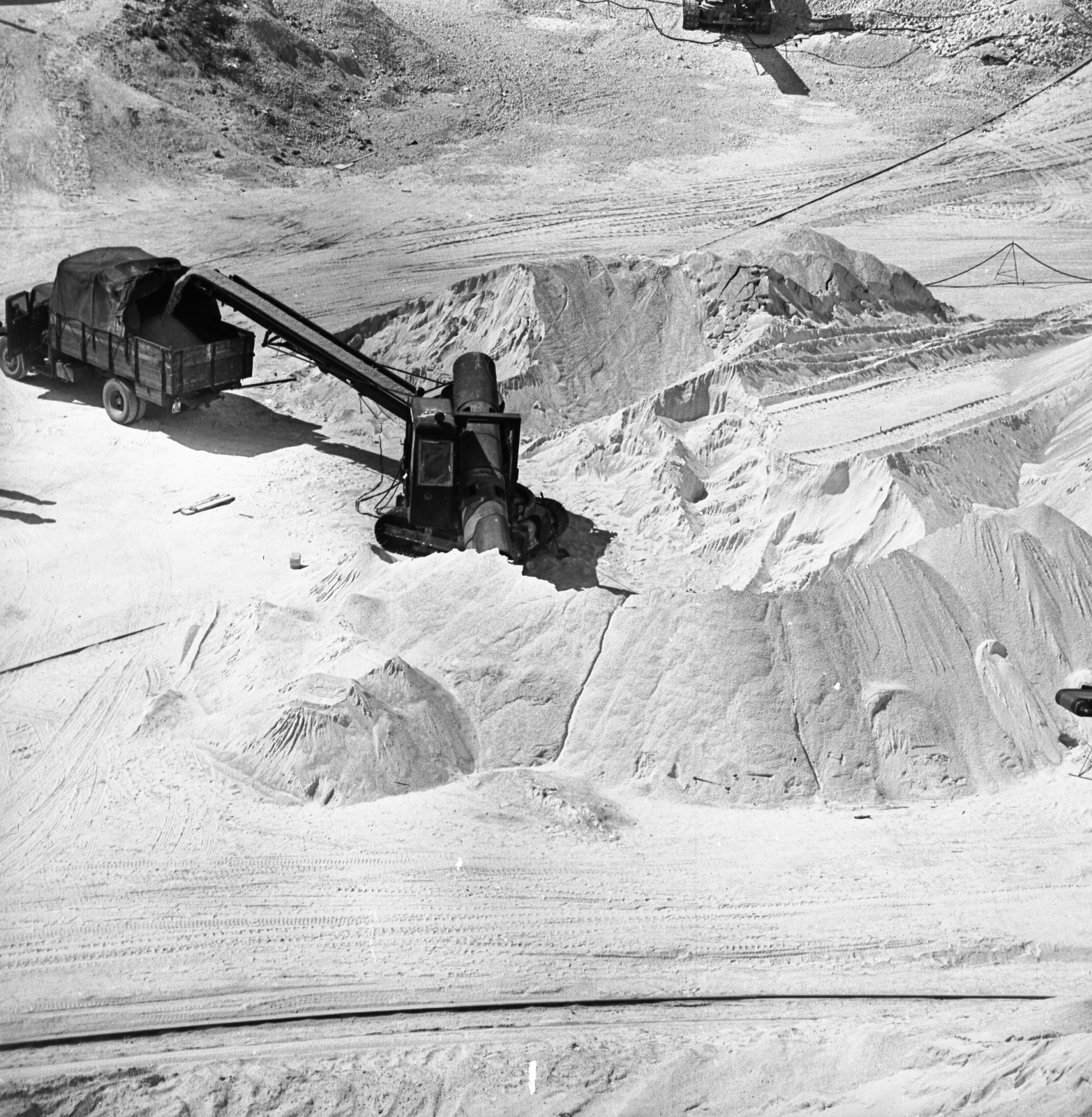 Hungary, Pilisvörösvár, dolomitbánya., 1975, Gárdos György, commercial vehicle, mining, conveyor belt, Fortepan #60504