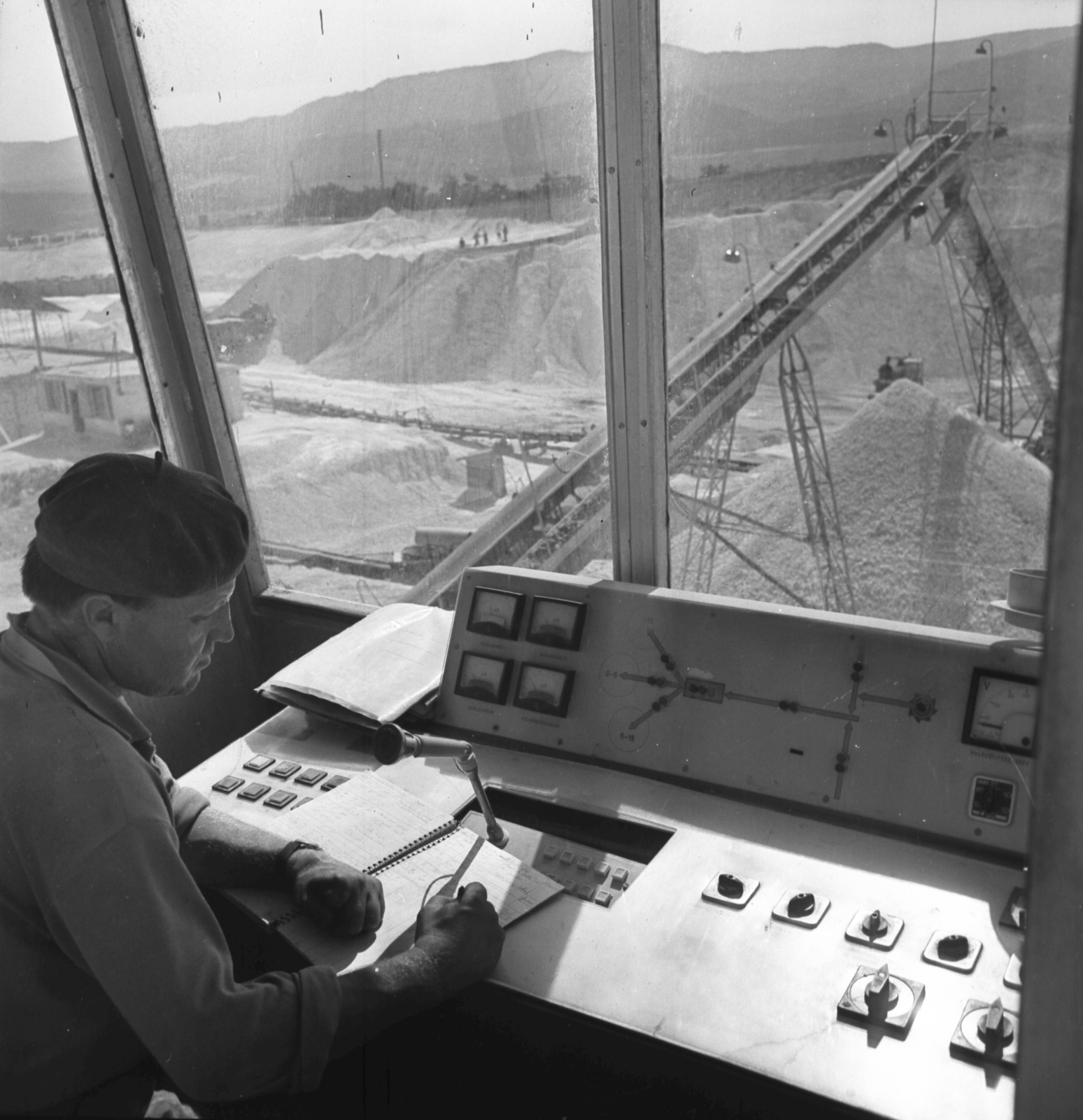 Hungary, Pilisvörösvár, dolomitbánya., 1975, Gárdos György, mining, microphone, beret, conveyor belt, Fortepan #60506