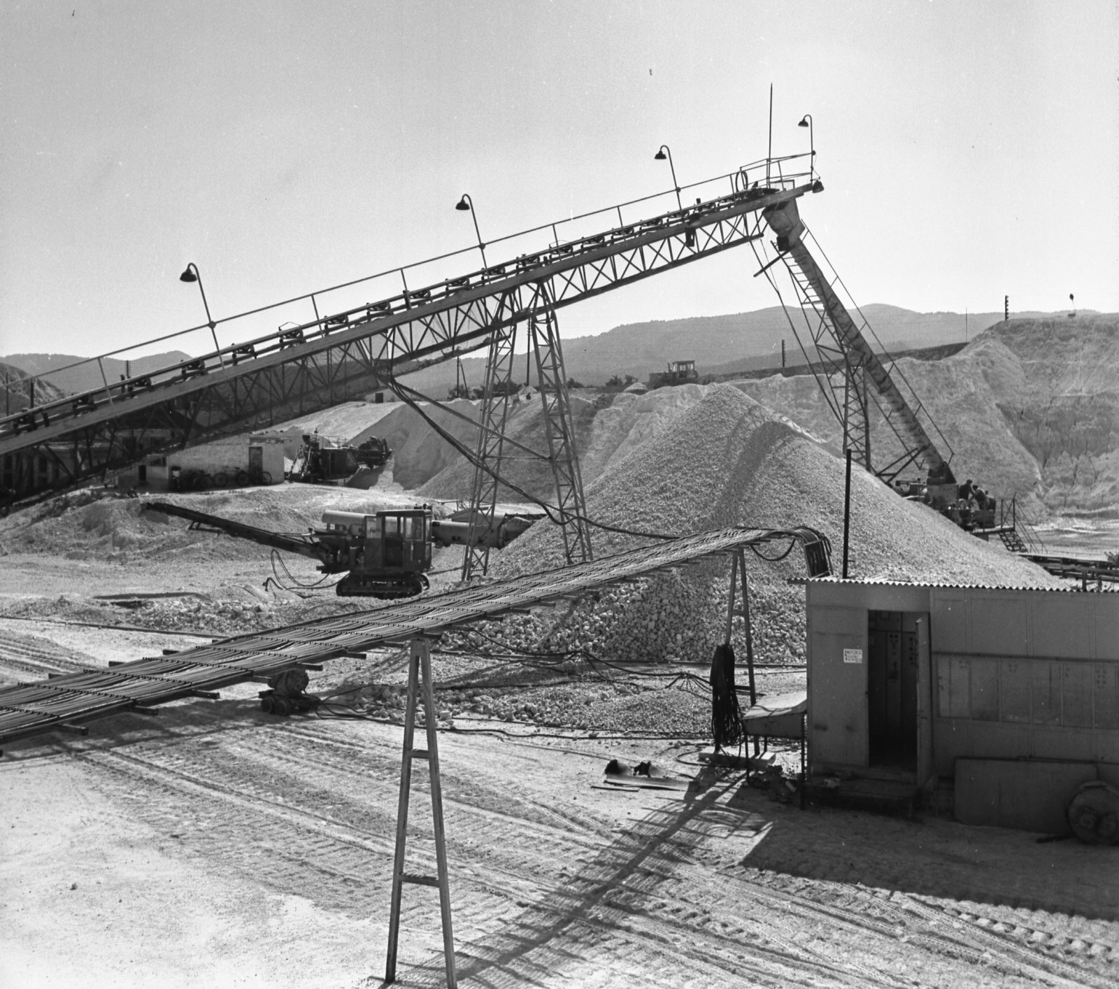 Hungary, Pilisvörösvár, dolomitbánya., 1975, Gárdos György, mining, machine, conveyor belt, Fortepan #60515