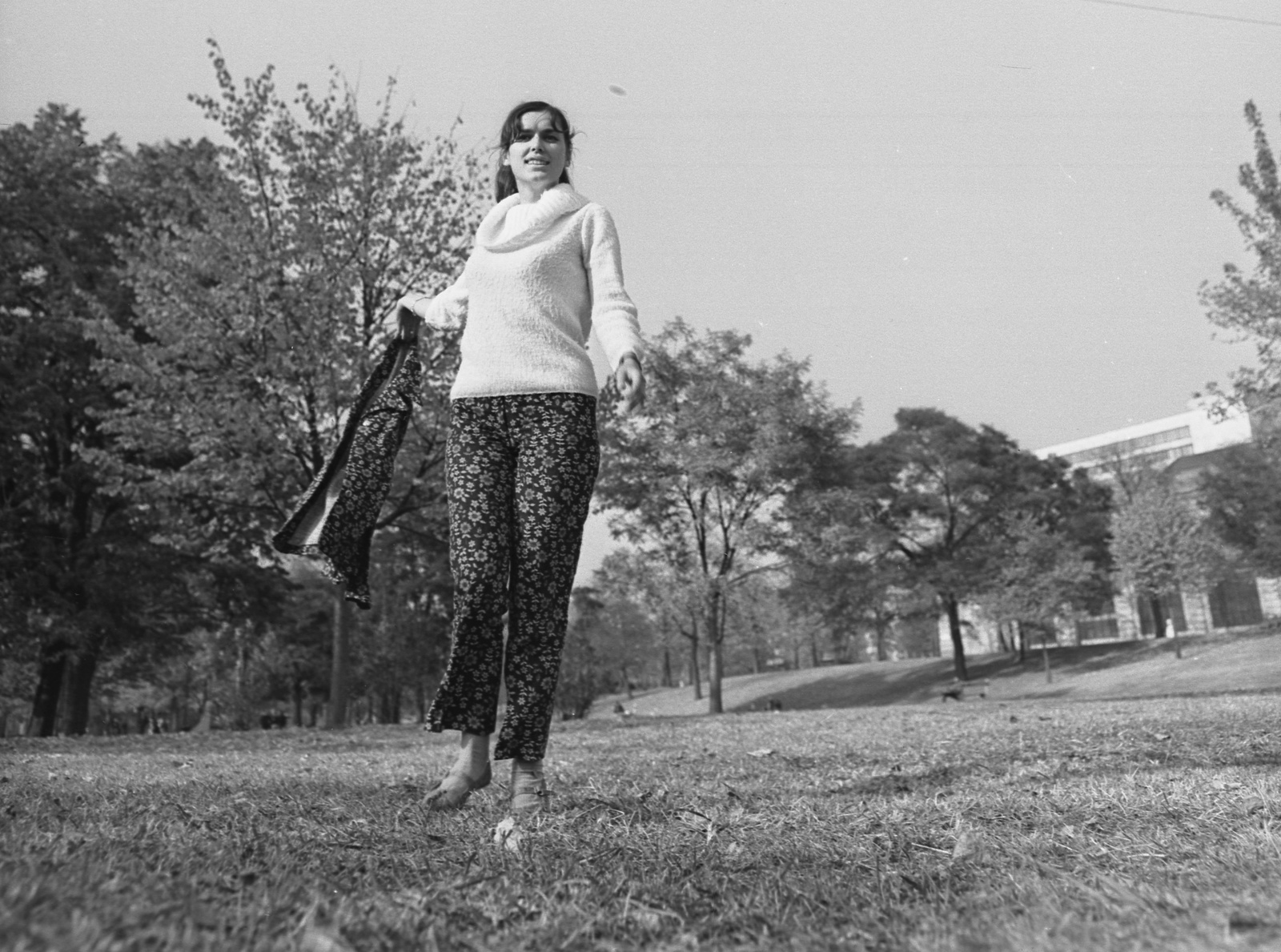Hungary, Budapest XIV., háttérben a Közlekedési Múzeum., 1981, Gárdos György, fashion, woman, Budapest, Fortepan #60524