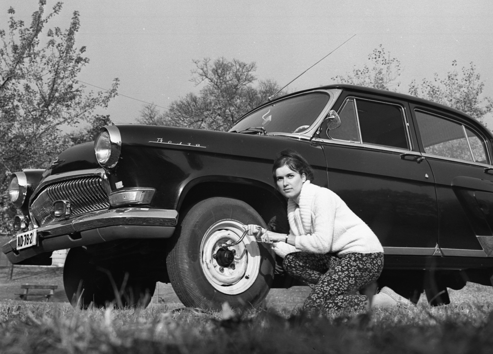 1970, Gárdos György, GAZ-brand, pants, lady, automobile, M21 Wolga, number plate, changing tyre, girls'n'cars, flat tyre, Fortepan #60525