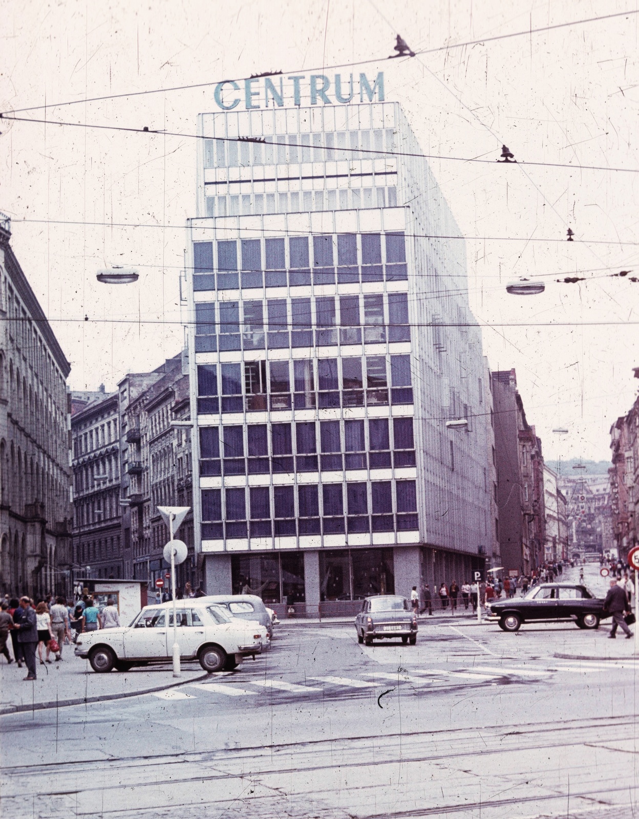 Csehország, Brno, Malinovského náměstí, szemben a Centrum áruház (eredetileg Bata áruház, épült 1930-31)., 1975, Gárdos György, Csehszlovákia, színes, áruház, Funkcionalizmus, Vladimír Karfík-terv, Fortepan #60526