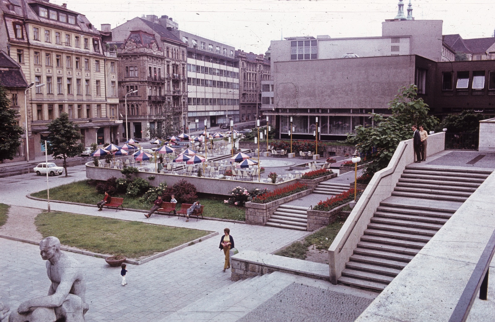 Czech Republik, Brno, Veselá ulice a Hotel International felől nézve., 1975, Gárdos György, Czechoslovakia, colorful, sunshades, sculpture, stairs, Fortepan #60530