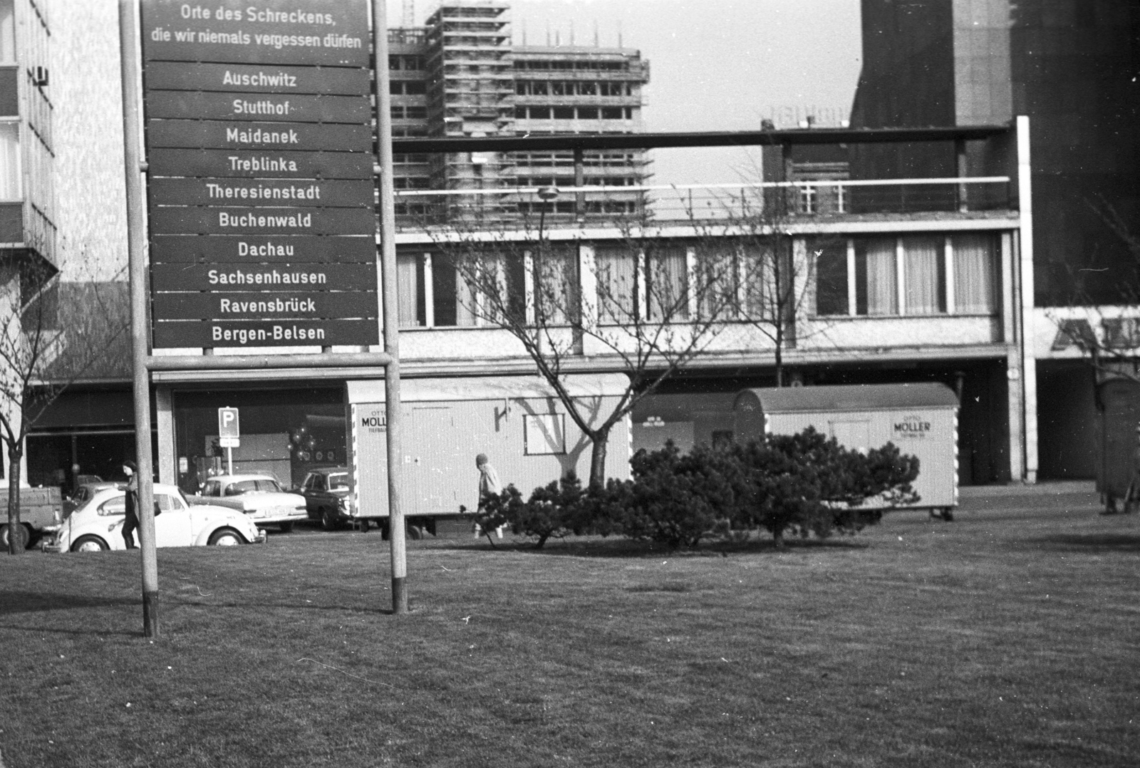 Germany, Berlin, Nyugat-Berlin, Wittenbergplatz, balra a koncentrációs táborok emléktáblája., 1976, Gárdos György, West Berlin, Fortepan #60539