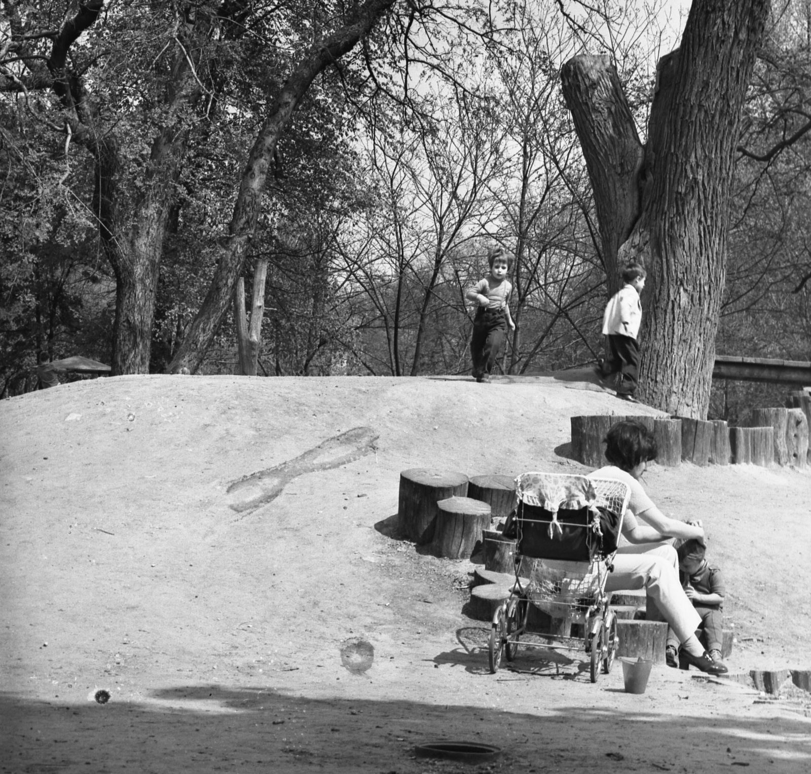 Magyarország, Városliget, Budapest XIV., a mára megszűnt "betongyűrűs játszótér"., 1977, Gárdos György, játszótér, gyerekek, Budapest, Fortepan #60542