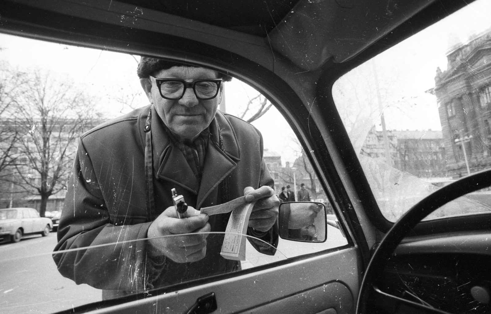 Hungary, Budapest V., Szabadság tér az Október 6. utca felé nézve., 1980, Gárdos György, Gerrman brand, Trabant-brand, glasses, automobile, traffic warden, Budapest, Fortepan #60547