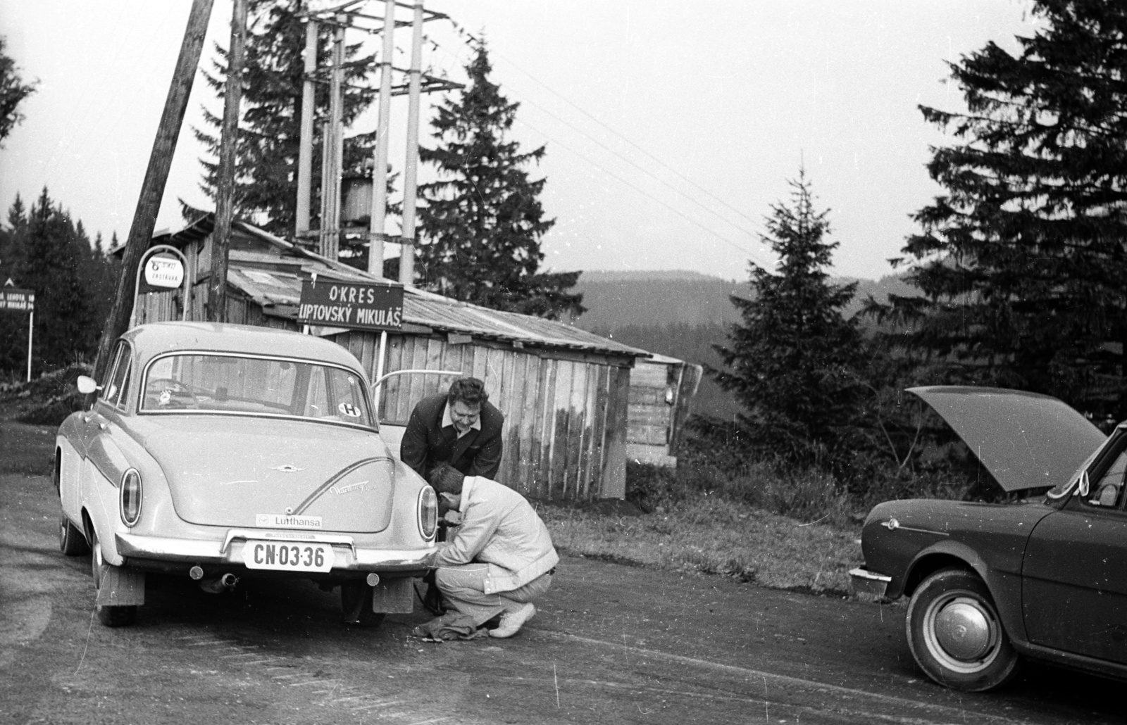 Slovakia, Ördöglakodalma-hágó (Čertovica)., 1968, Gárdos György, Czechoslovakia, road signs, Skoda-brand, Wartburg-brand, car repair, number plate, place-name signs, Fortepan #60556