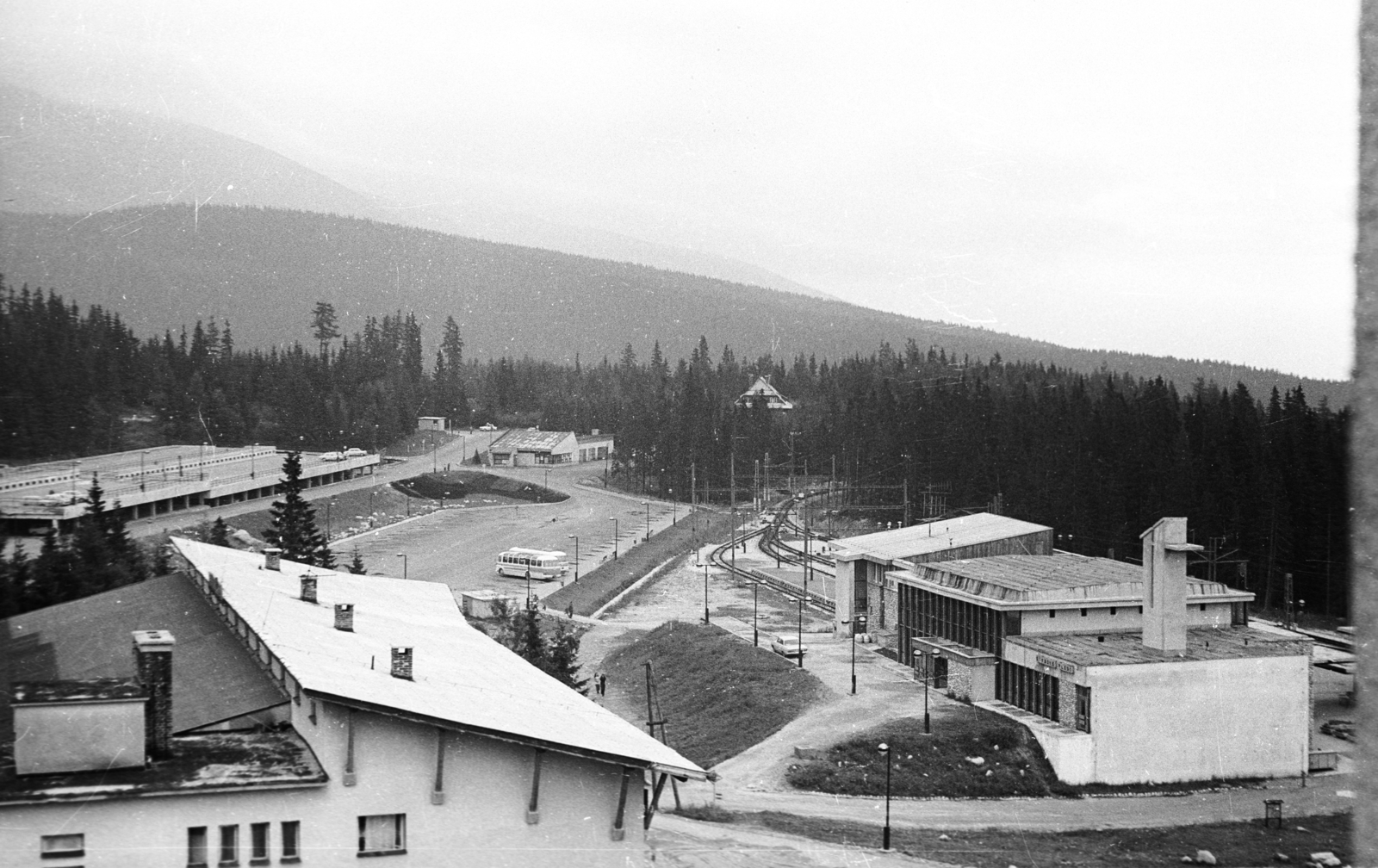 Slovakia, High Tatras, Štrbské pleso, vasútállomás., 1971, Gárdos György, Czechoslovakia, woods, bus, Czechoslovak brand, Skoda-brand, train station, Tatra Mountains, Eugen Kramár-design, Ján Šprlák-Uličný-design, Fortepan #60557