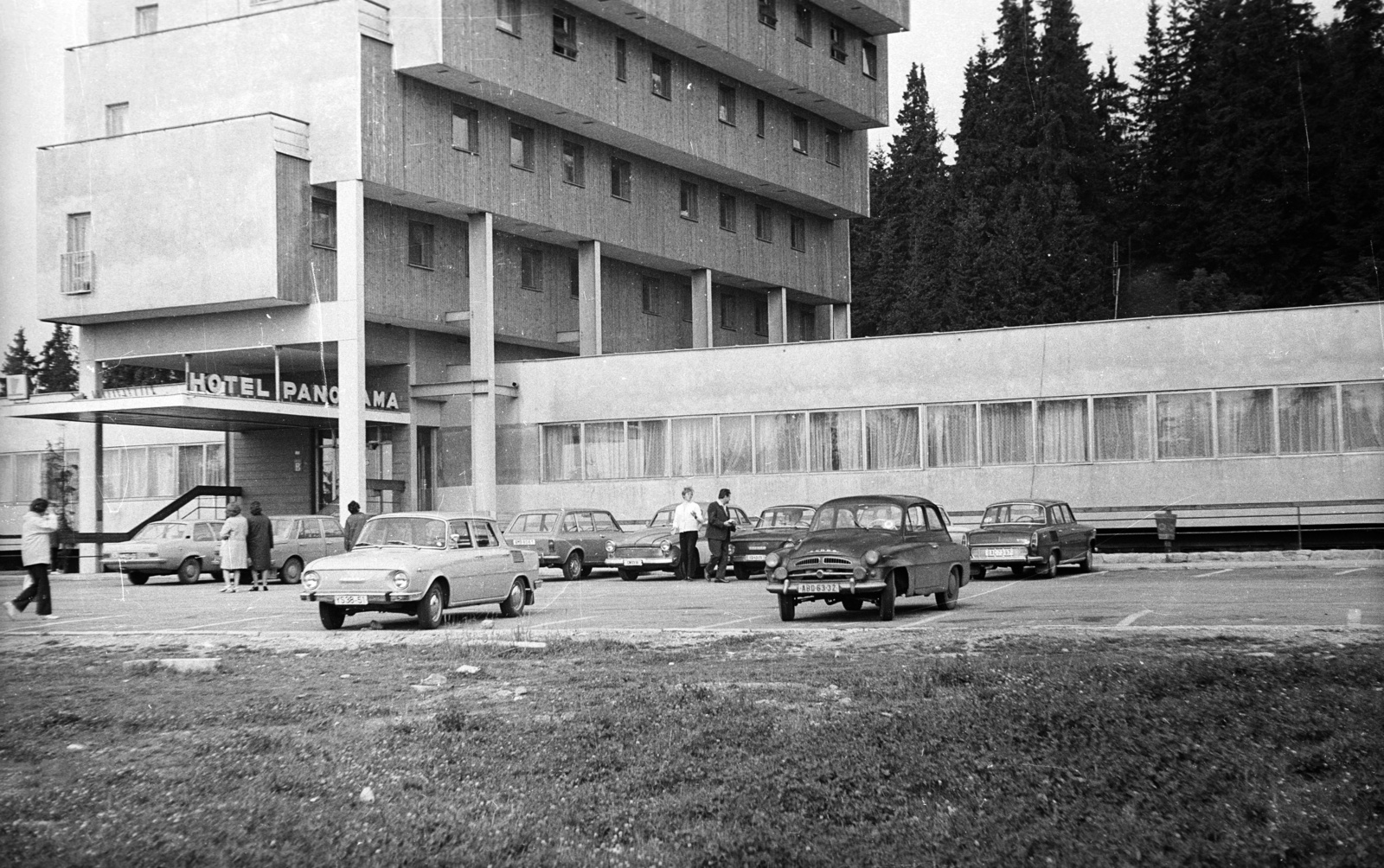 Slovakia,High Tatras, Štrbské pleso, Panorama Hotel., 1972, Gárdos György, Czechoslovakia, Czechoslovak brand, German brand, hotel, Skoda-brand, Wartburg-brand, car park, automobile, number plate, modern architecture, Tatra Mountains, Zdeněk Řihák-design, Fortepan #60560