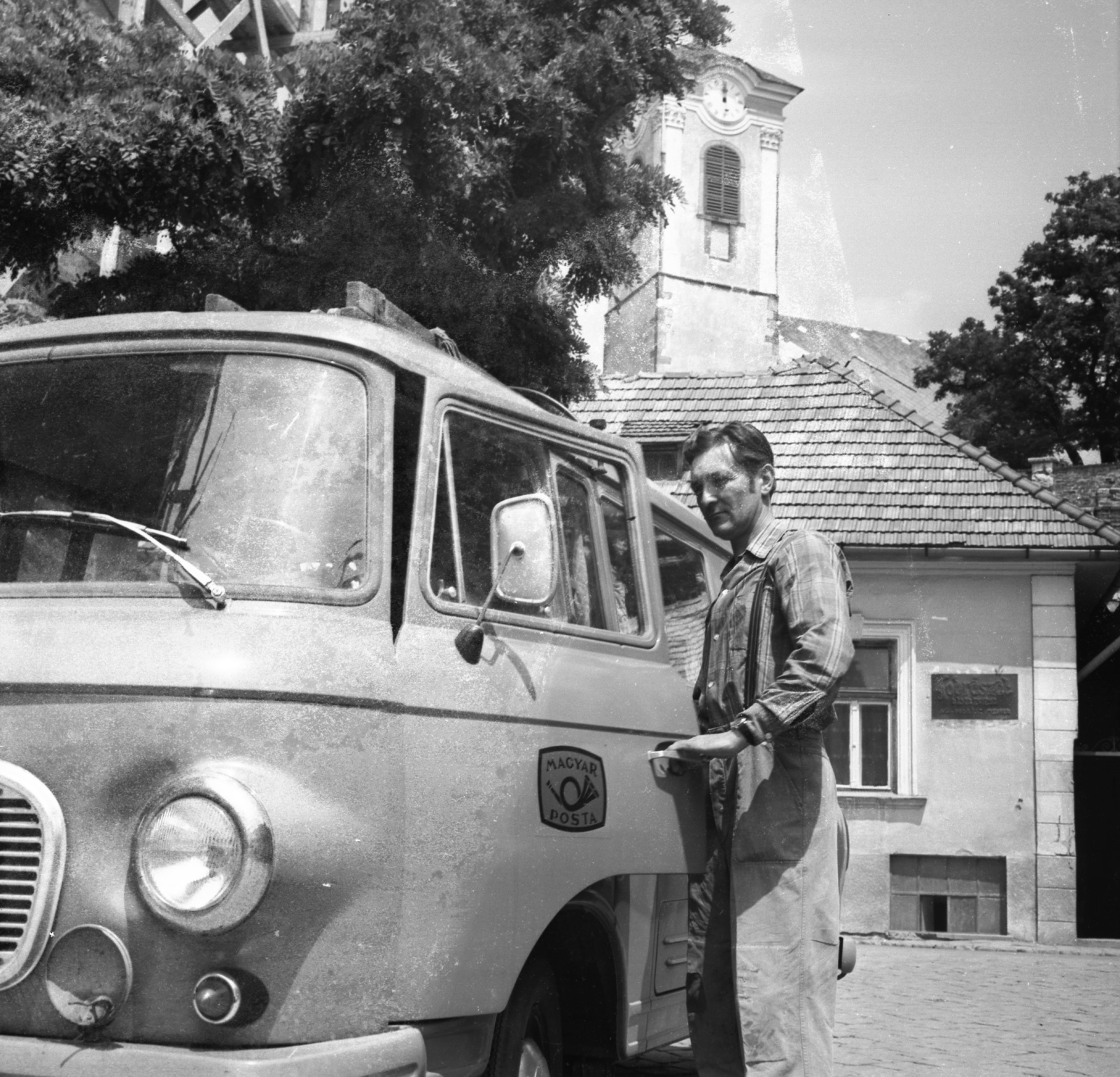 Hungary, Szentendre, Városház tér, háttérben a Keresztelő Szent János-templom., 1975, Gárdos György, Barkas-brand, postal vehicle, Fortepan #60563