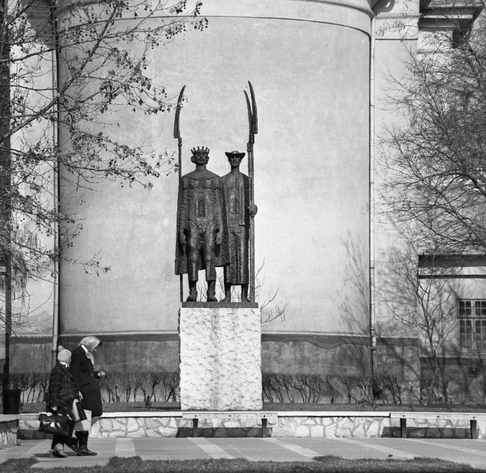 Magyarország, Cegléd, Kossuth Lajos tér, Dózsa György emlékmű (Somogyi József, 1972.), háttérben a római katolikus plébánia., 1972, Gárdos György, templom, szoborcsoport, Dózsa György-ábrázolás, kasza, Fortepan #60573