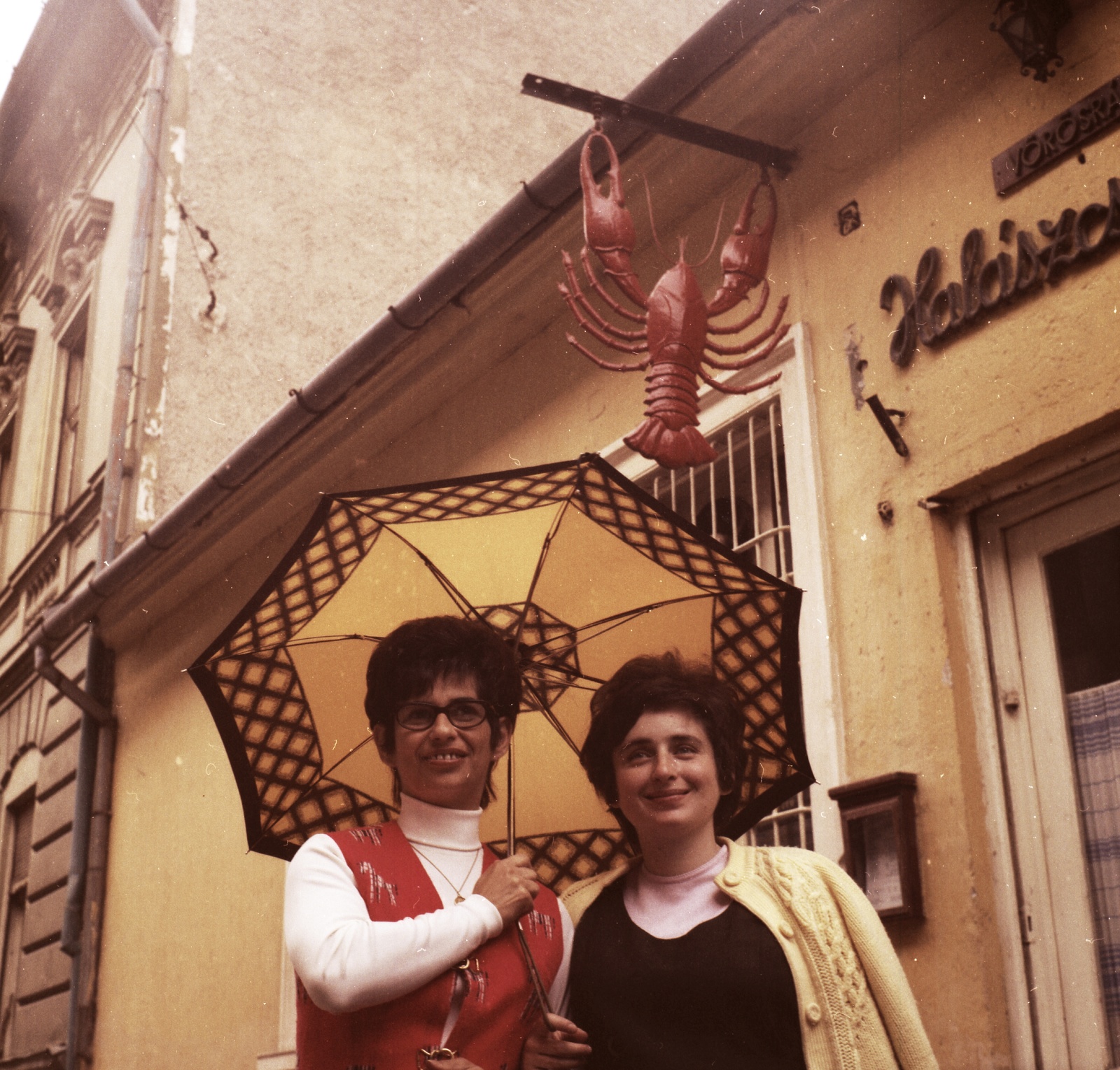 Hungary, Eger, Szent János (Alkotmány) utca, Vörösrák Halászcsárda., 1972, Gárdos György, colorful, sign-board, restaurant, umbrella, shrimp, Fortepan #60576