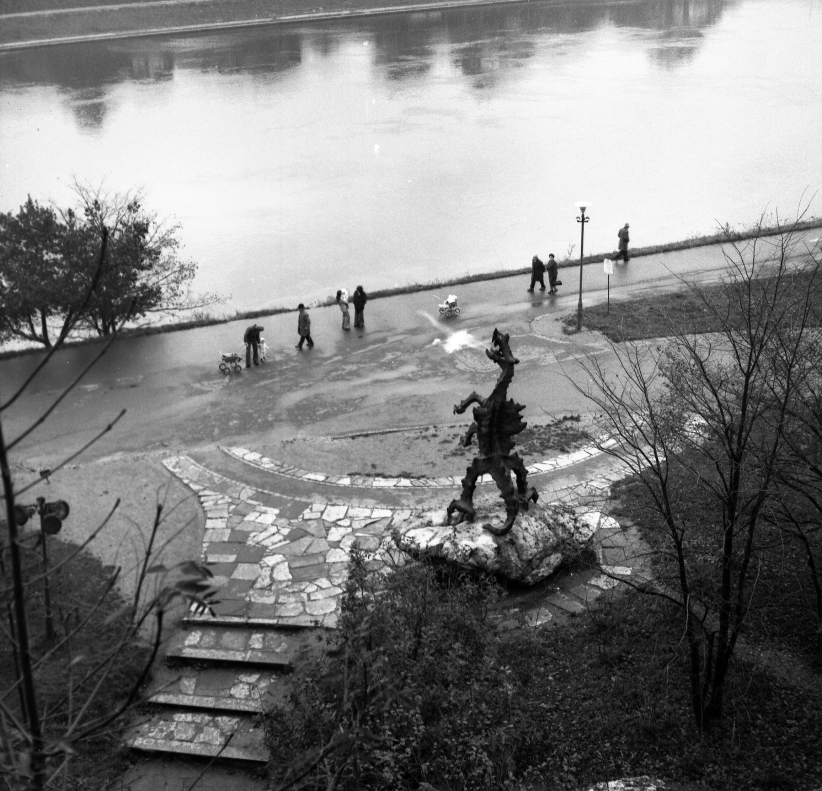 Poland, Kraków, a "Wawel sárkánya" a Visztula partján., 1973, Gárdos György, sculpture, dragon portrayal, Bronisław Chromy-work, Fortepan #60588