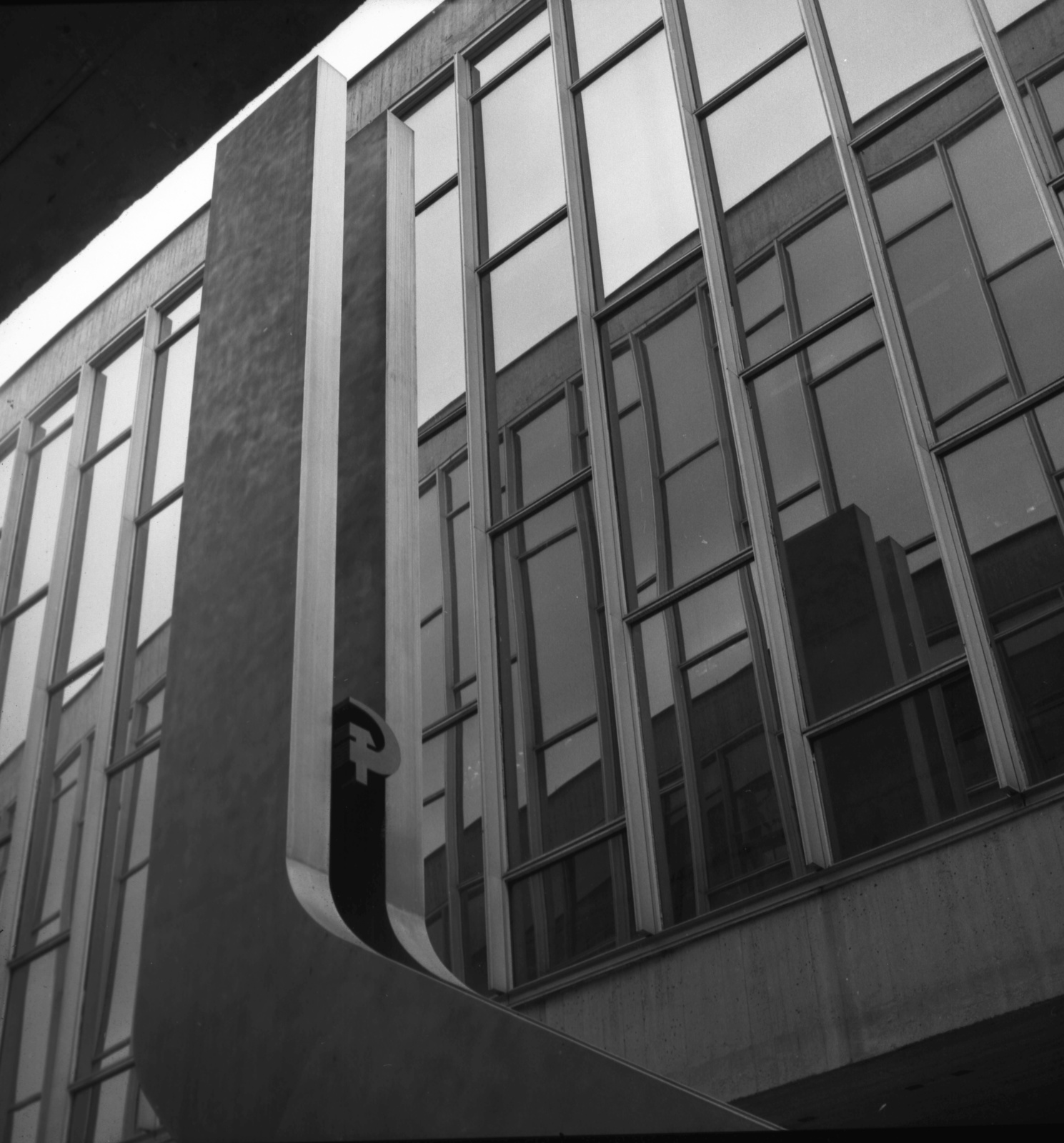 Slovakia, Banská Bystrica, a Szlovák Nemzeti Felkelés múzeuma., 1973, Gárdos György, Czechoslovakia, museum, modern architecture, symbol, Dušan Kuzma-design, hammer and sickle, Fortepan #60591