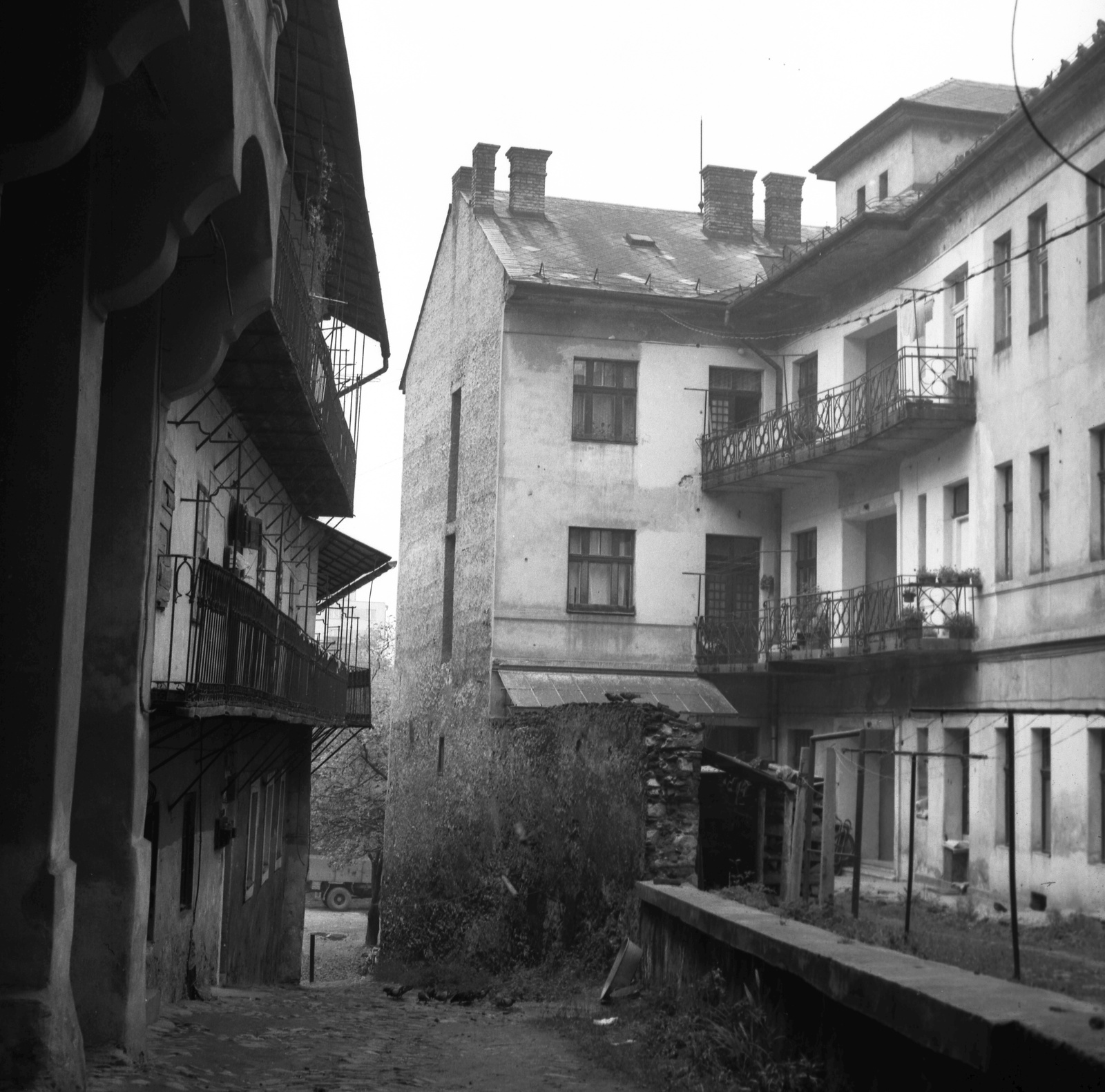 Slovakia, Banská Bystrica, Alsó utca (Dolná ulica) 4., 1973, Gárdos György, Czechoslovakia, courtyard balcony, Fortepan #60597