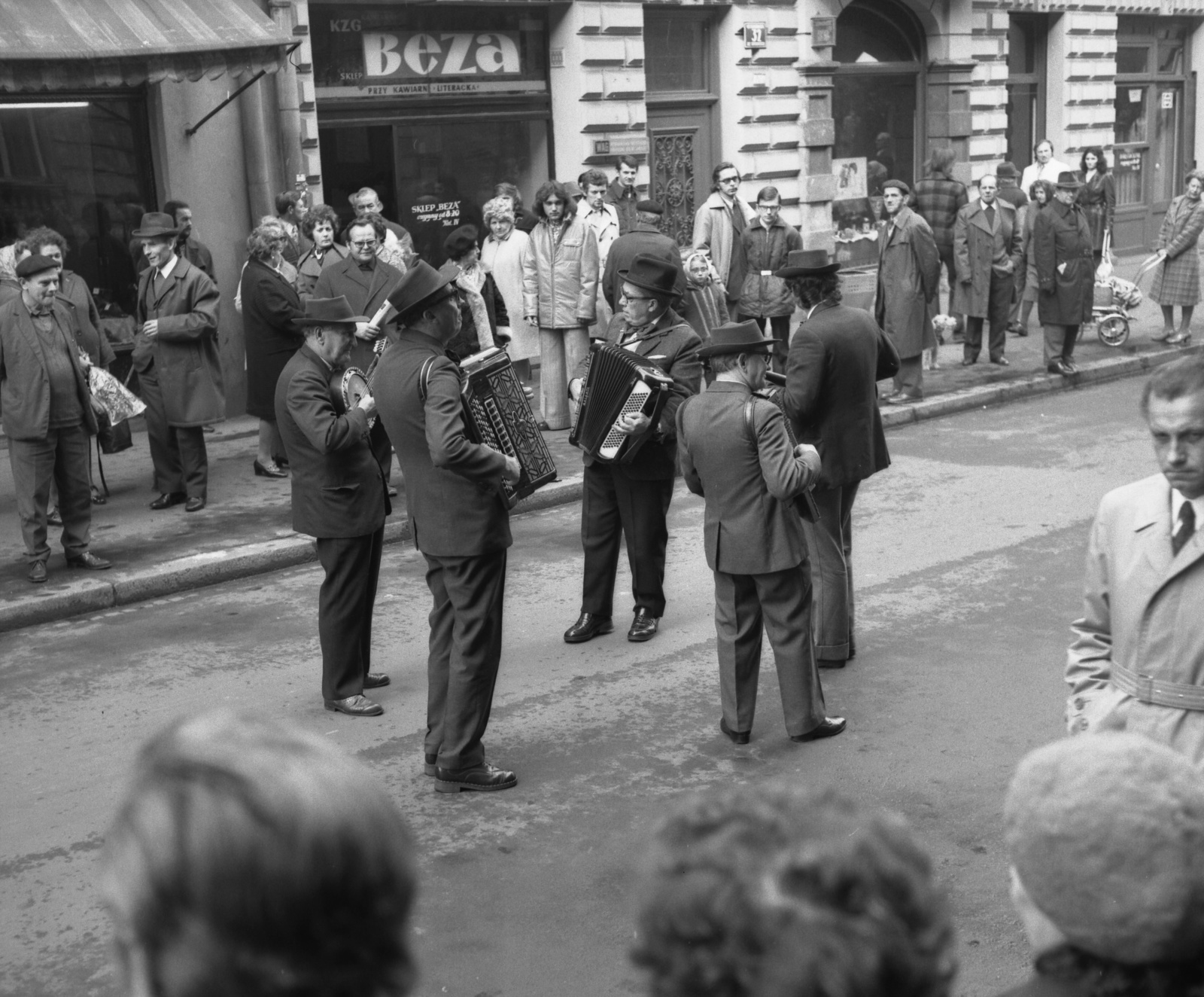Poland, Kraków, ulica Slawkowska a 30. és 32. számú ház előtt., 1973, Gárdos György, street music, Fortepan #60598