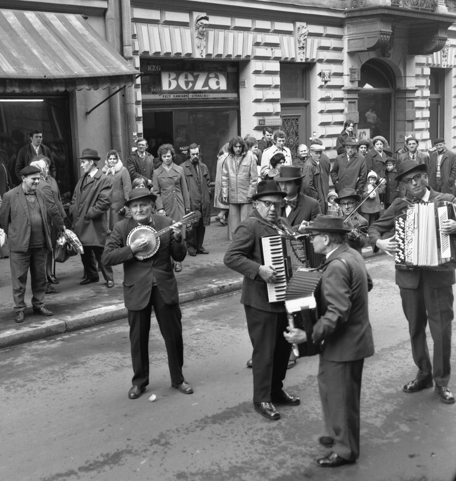 Poland, Kraków, ulica Slawkowska a 30. és 32. számú ház előtt., 1973, Gárdos György, street music, Fortepan #60601
