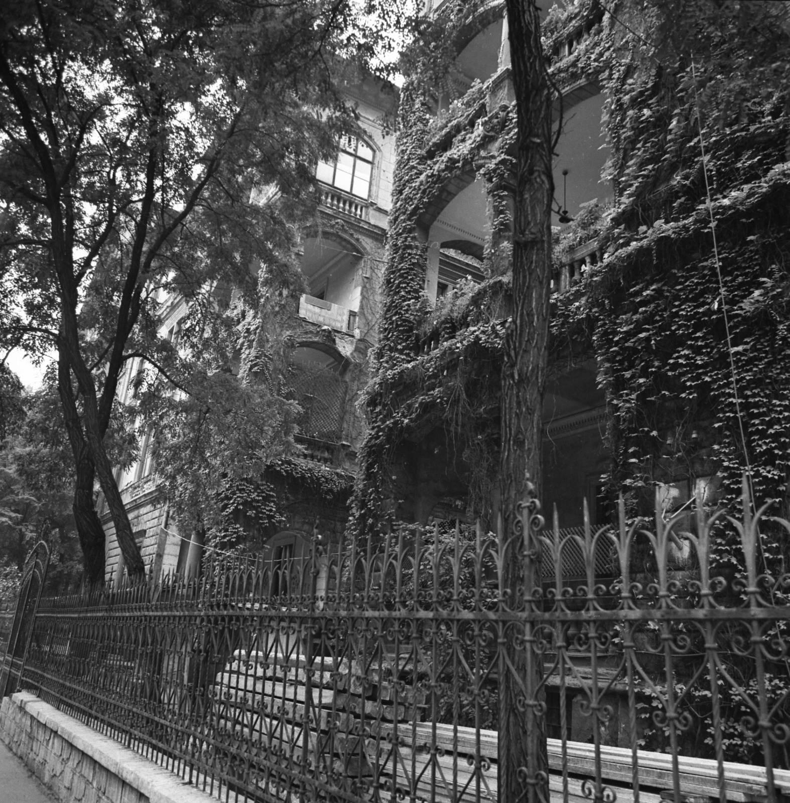Hungary, Budapest VI., Rippl-Rónai utca 23. és 25., 1979, Gárdos György, fence, Budapest, Fortepan #60618