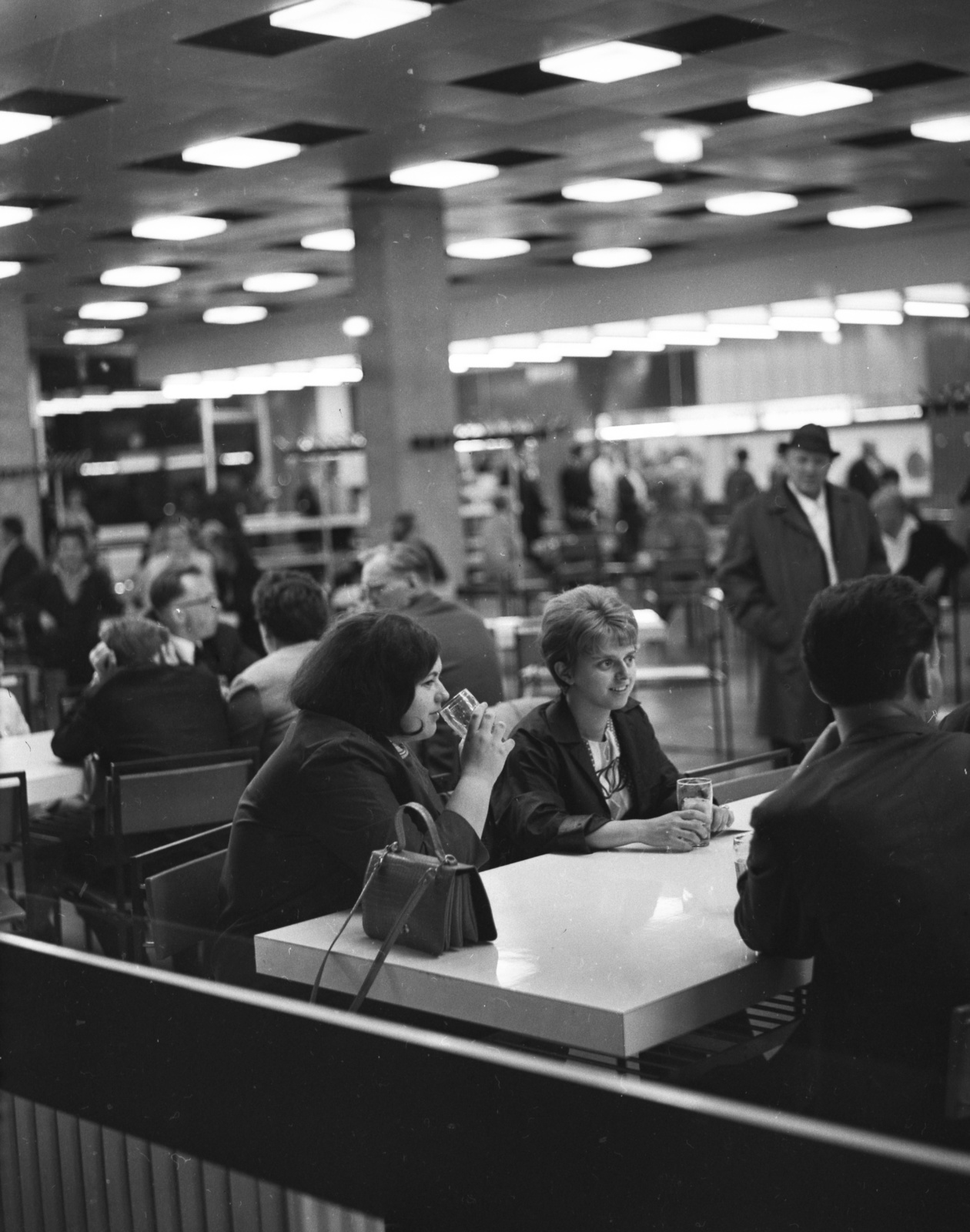 Németország, Drezda, „Am Zwinger“ önkiszolgáló étterem., 1970, Gárdos György, nők, étterem, NDK, táska, Fortepan #60626