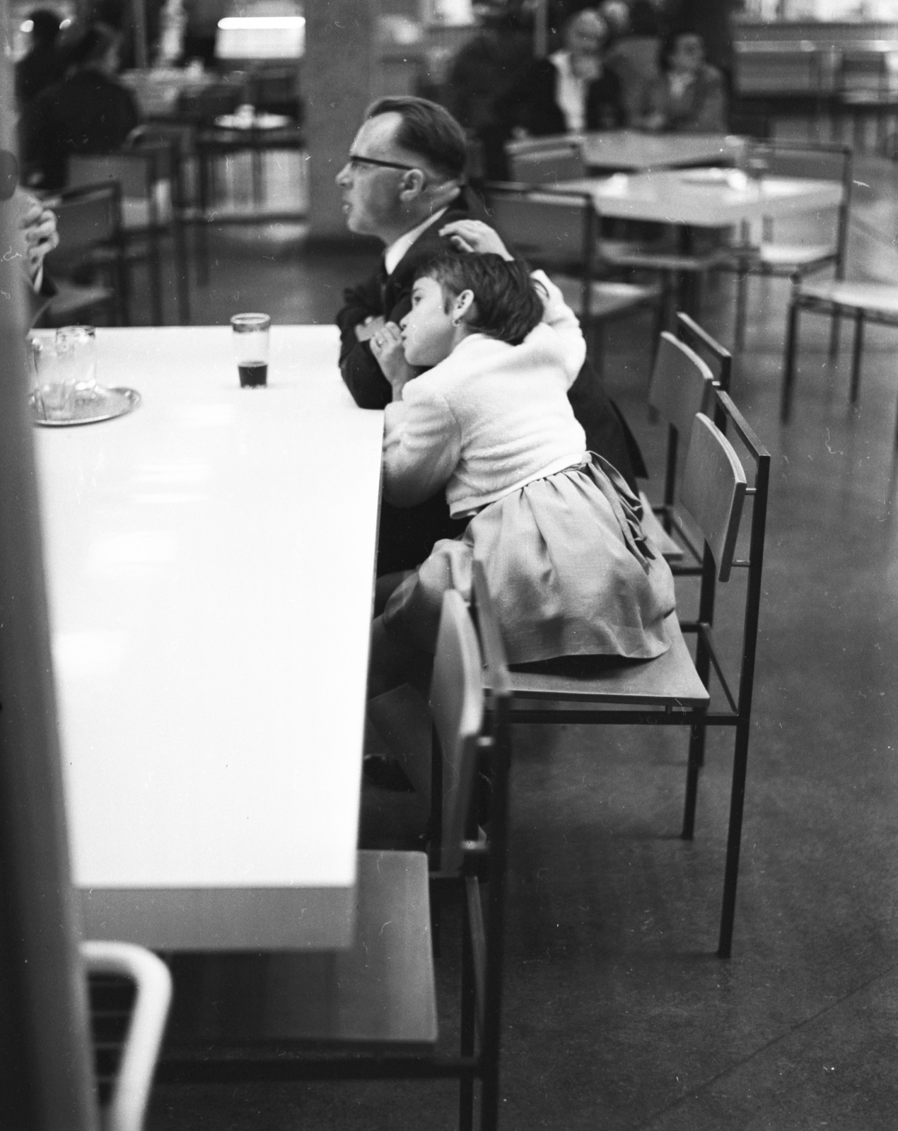 Germany, Dresden, „Am Zwinger“ önkiszolgáló étterem., 1970, Gárdos György, restaurant, GDR, kid, Fortepan #60627