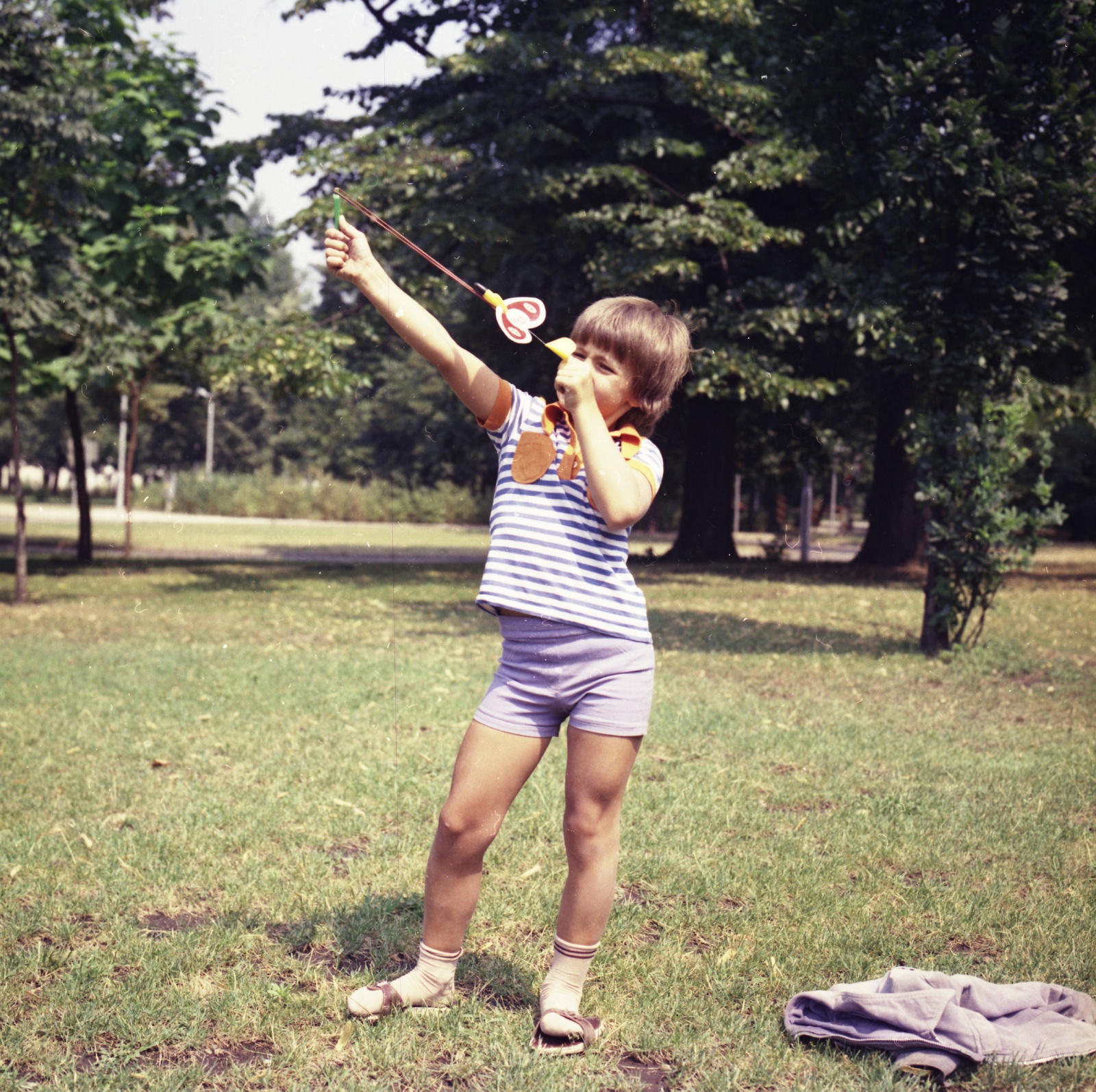 1979, Gárdos György, colorful, slingshot, socks and sandal, Fortepan #60628