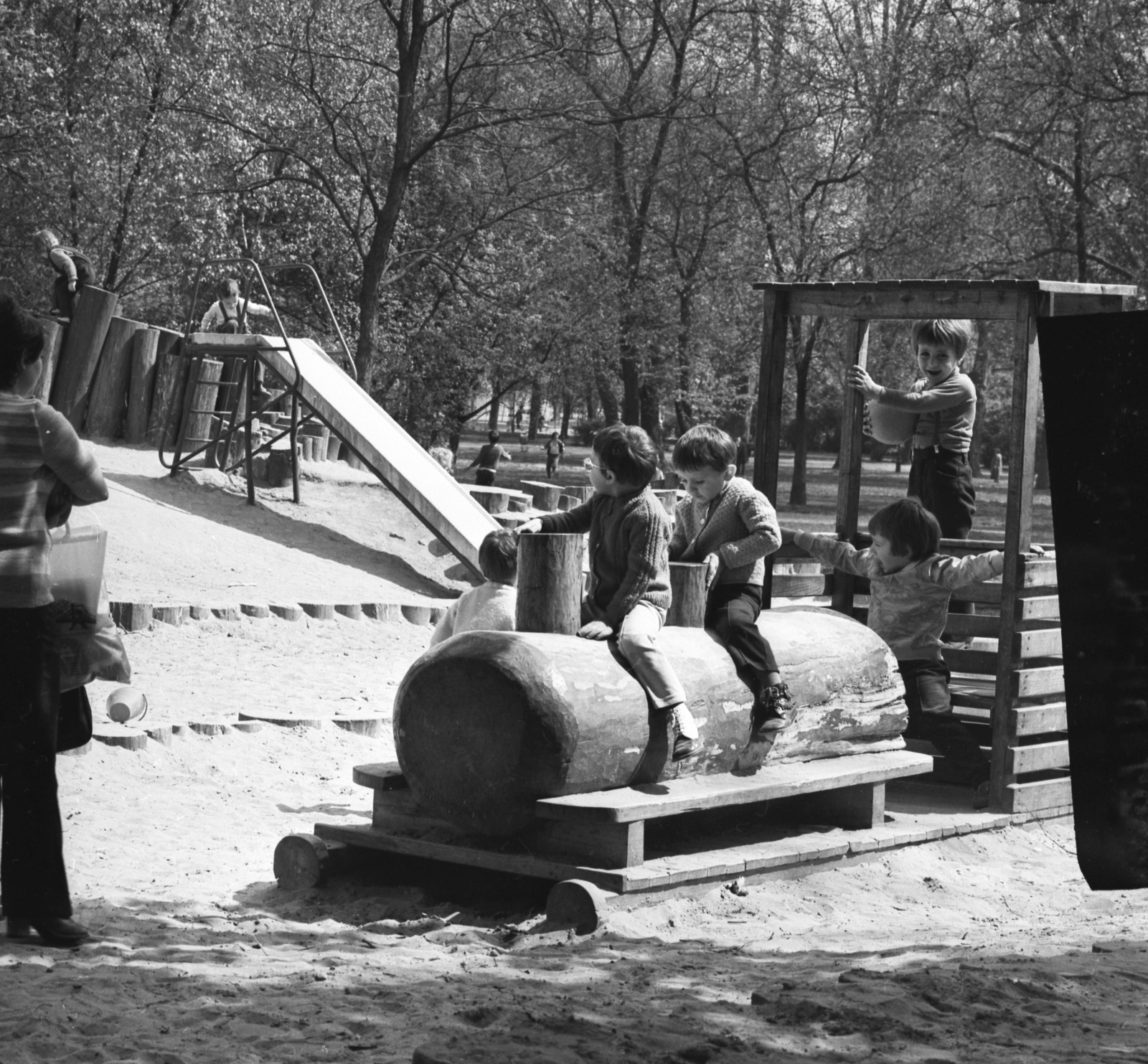 Hungary, Budapest XIV., a mára megszűnt "betongyűrűs játszótér"., 1979, Gárdos György, playground, Budapest, Fortepan #60632