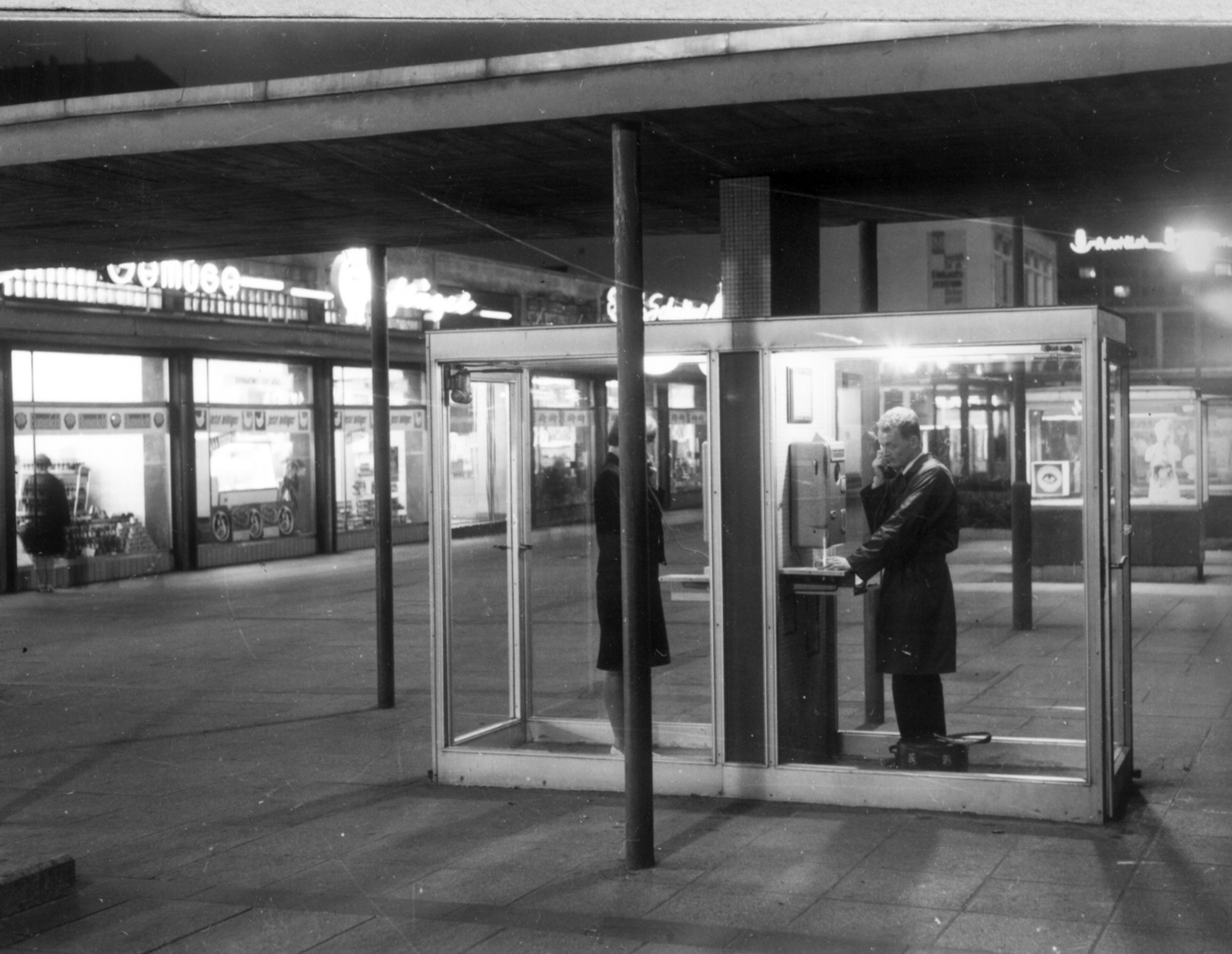 Germany, Dresden, Webergasse, a Schefflergasse felöl a Wallstrasse felé nézve., 1970, Gárdos György, GDR, phone booth, Fortepan #60635