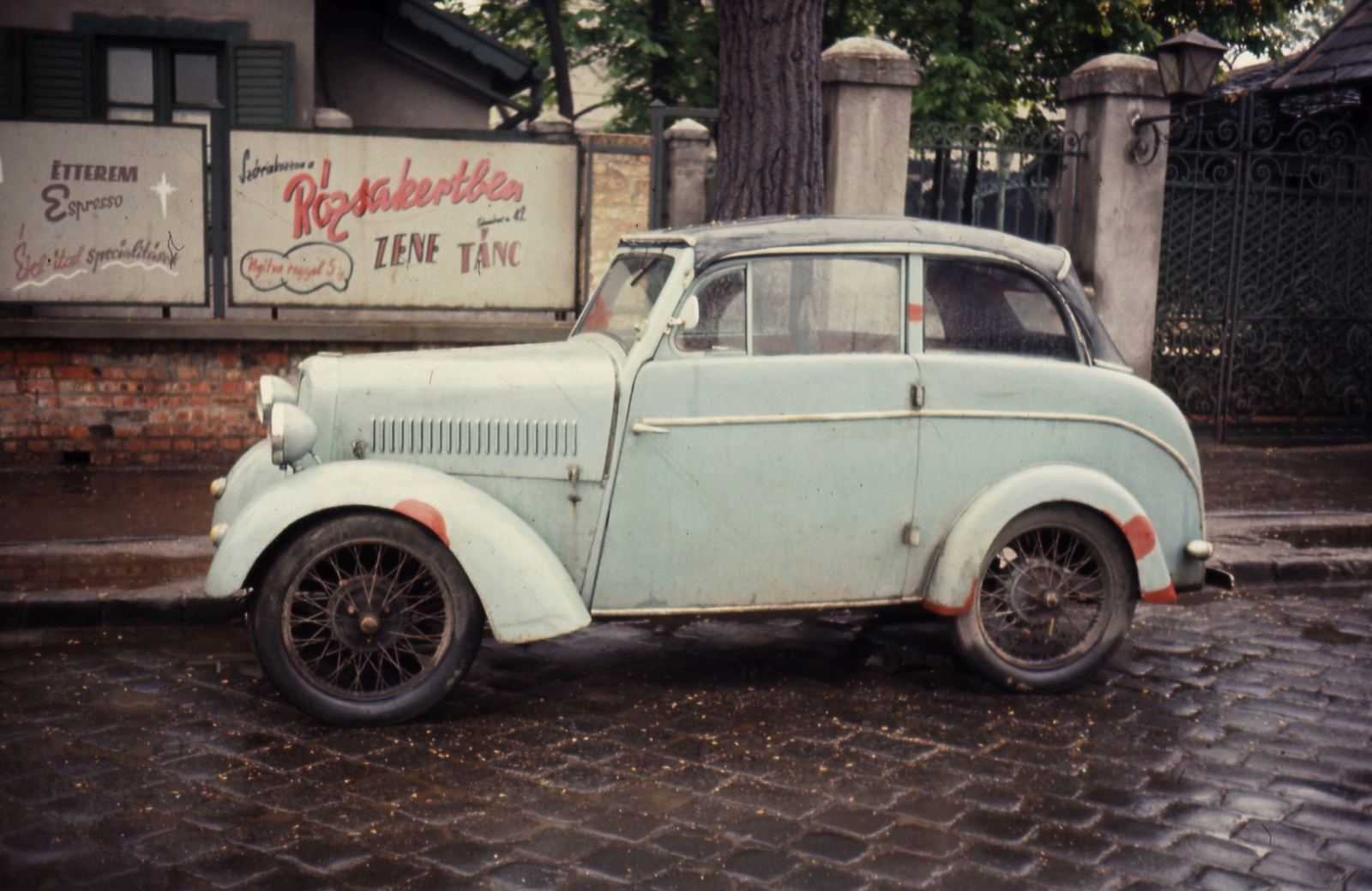Hungary, Budapest XIV., Erzsébet királyné útja 5., Vadászkert étterem., 1968, Gárdos György, colorful, automobile, Budapest, Triumph-brand, Fortepan #60637