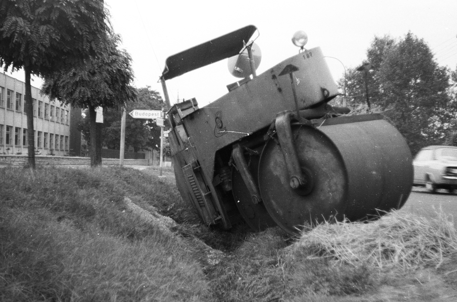 Magyarország, Veresegyház, Fő út - Mogyoródi utca sarok, balra az Általános Iskola (később Fabriczius József Általános Iskola)., 1975, Krantz Károly, baleset, útjelző tábla, úthenger, Fortepan #60649