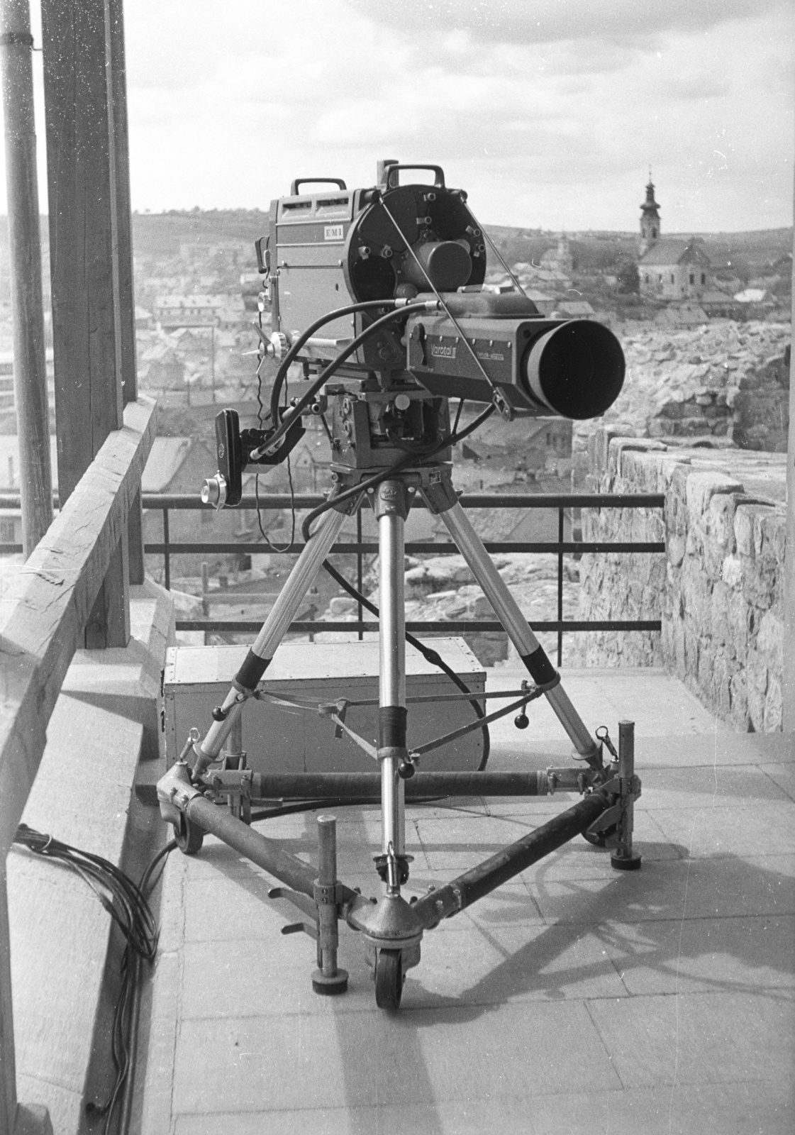Hungary, Eger, az MTV kamerája a várban, a püspöki palota emeleti teraszán. Háttérben a Szent Miklós Görögkeleti Szerb (Rác) templom., 1969, Krantz Károly, Hungarian TV, television camera, EMI-brand, Fortepan #60658